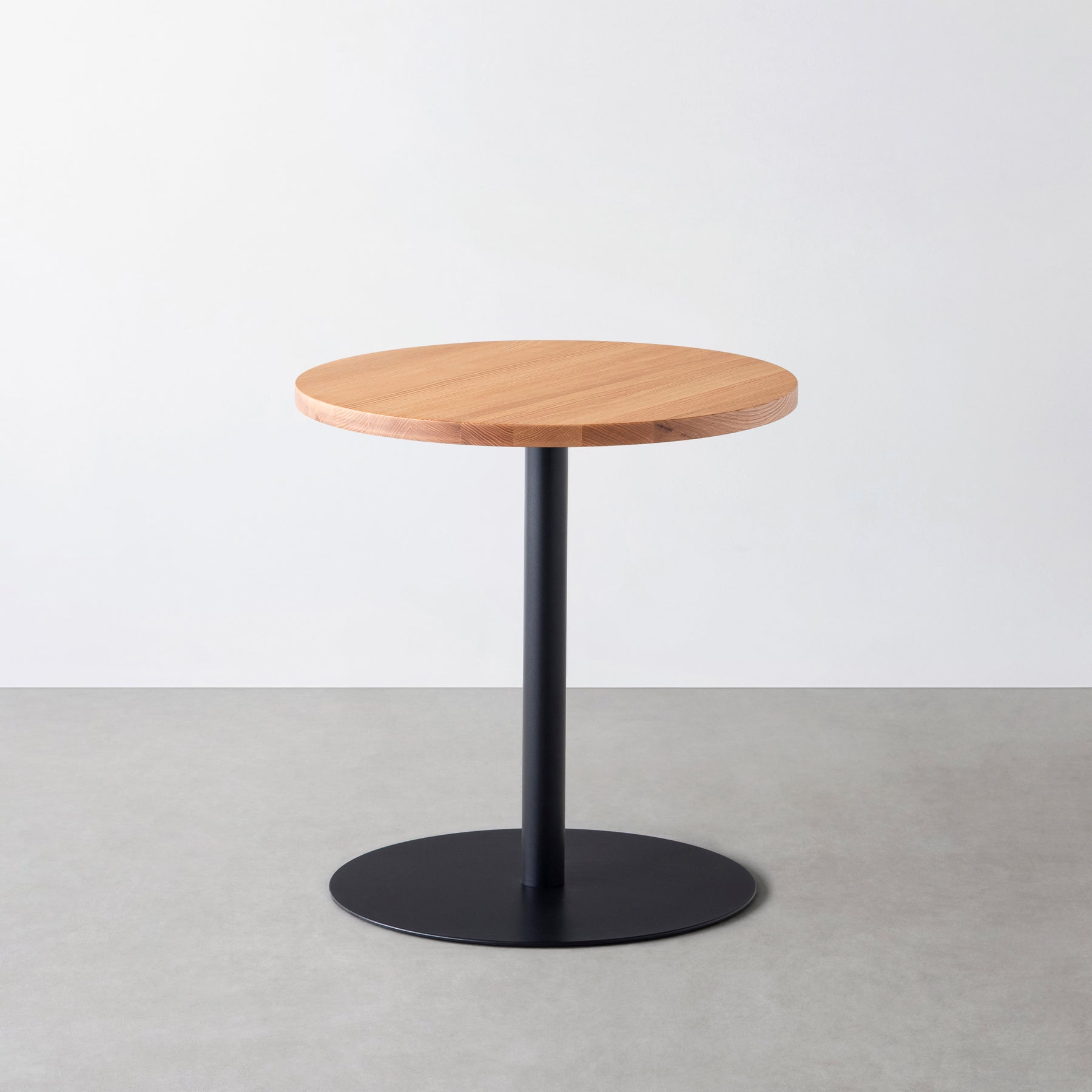 Kanademonoの無垢レッドオークのカフェテーブル