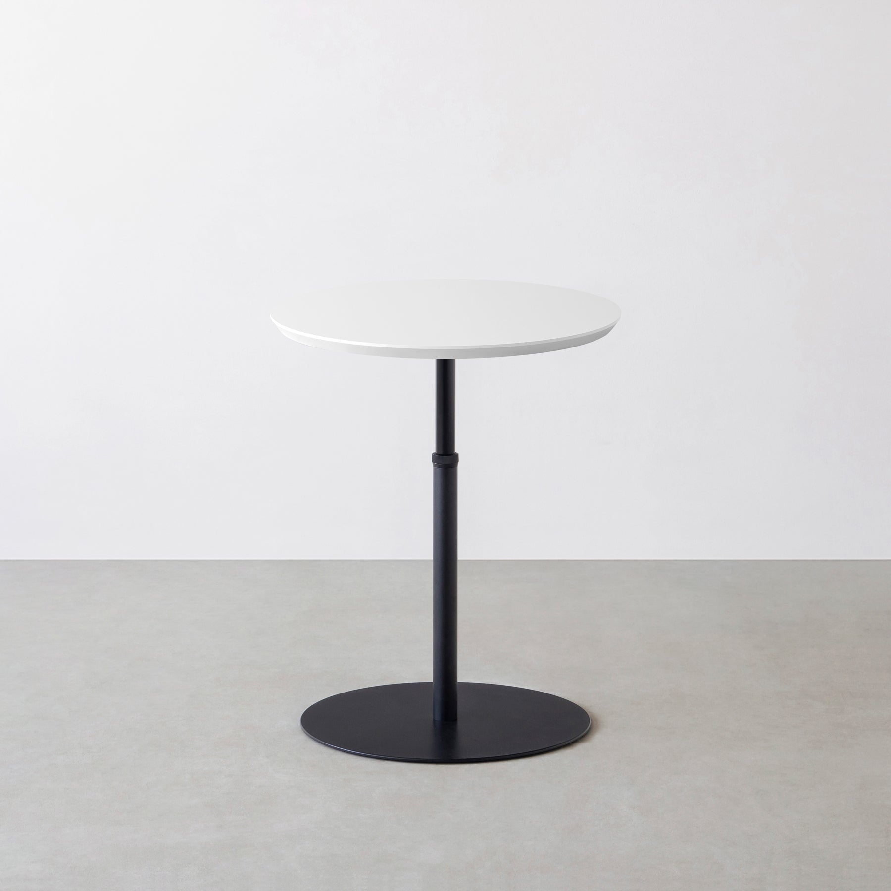 KanademonoのFENIX NTMのコンパクトな1本脚のテーブル