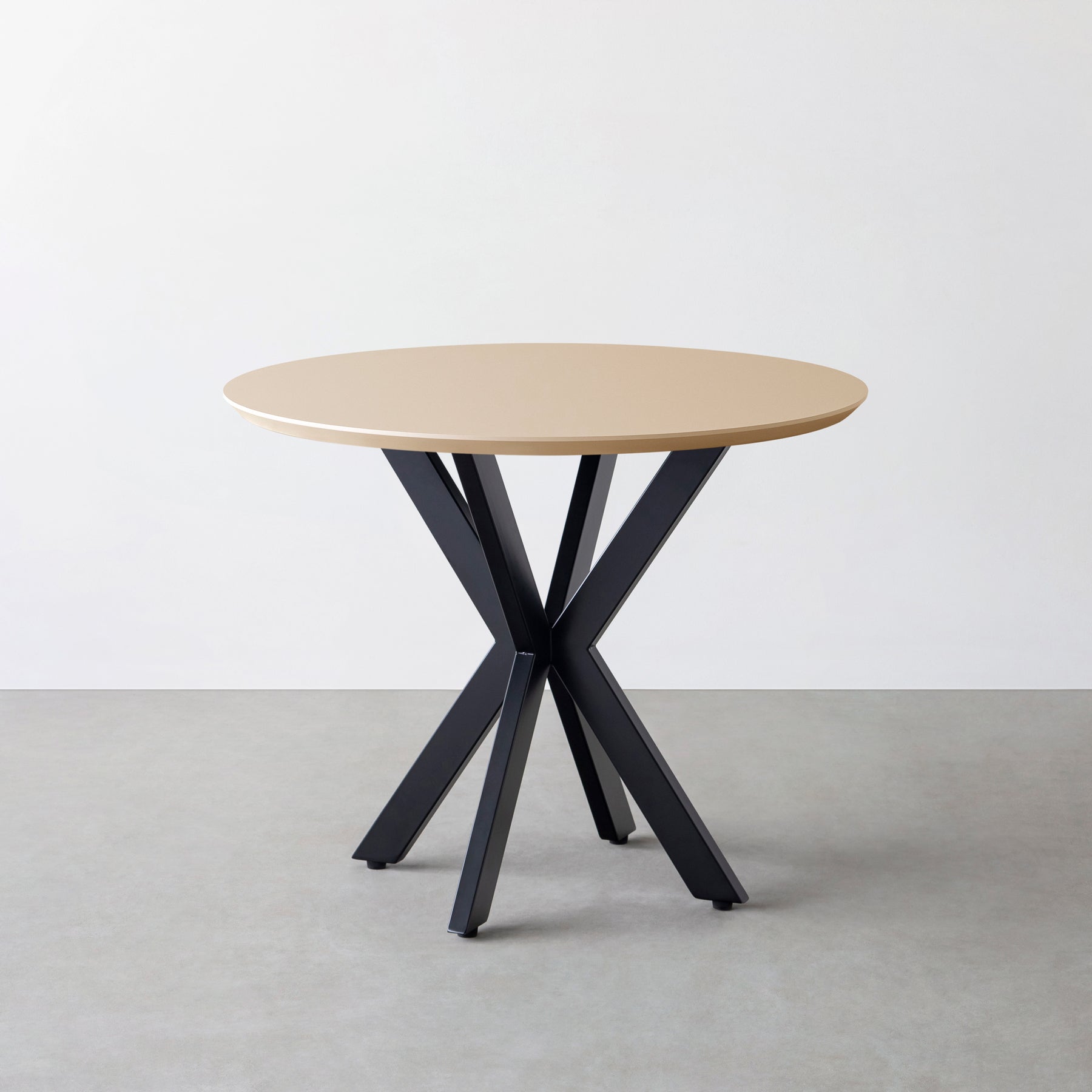 KanademonoのFENIX NTMとX脚を組み合わせた大型カフェテーブル