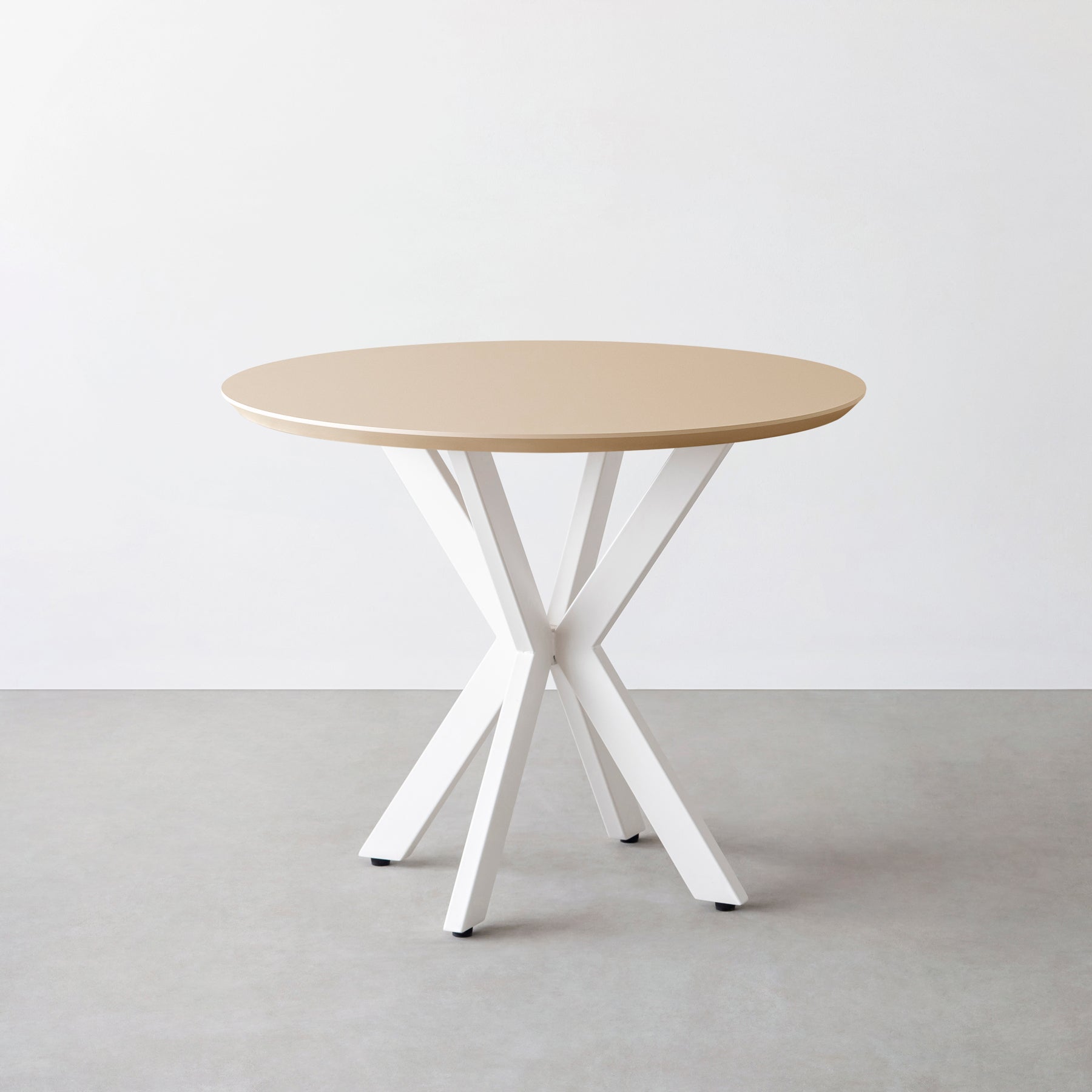 KanademonoのFENIX NTMとX脚を組み合わせた大型カフェテーブル