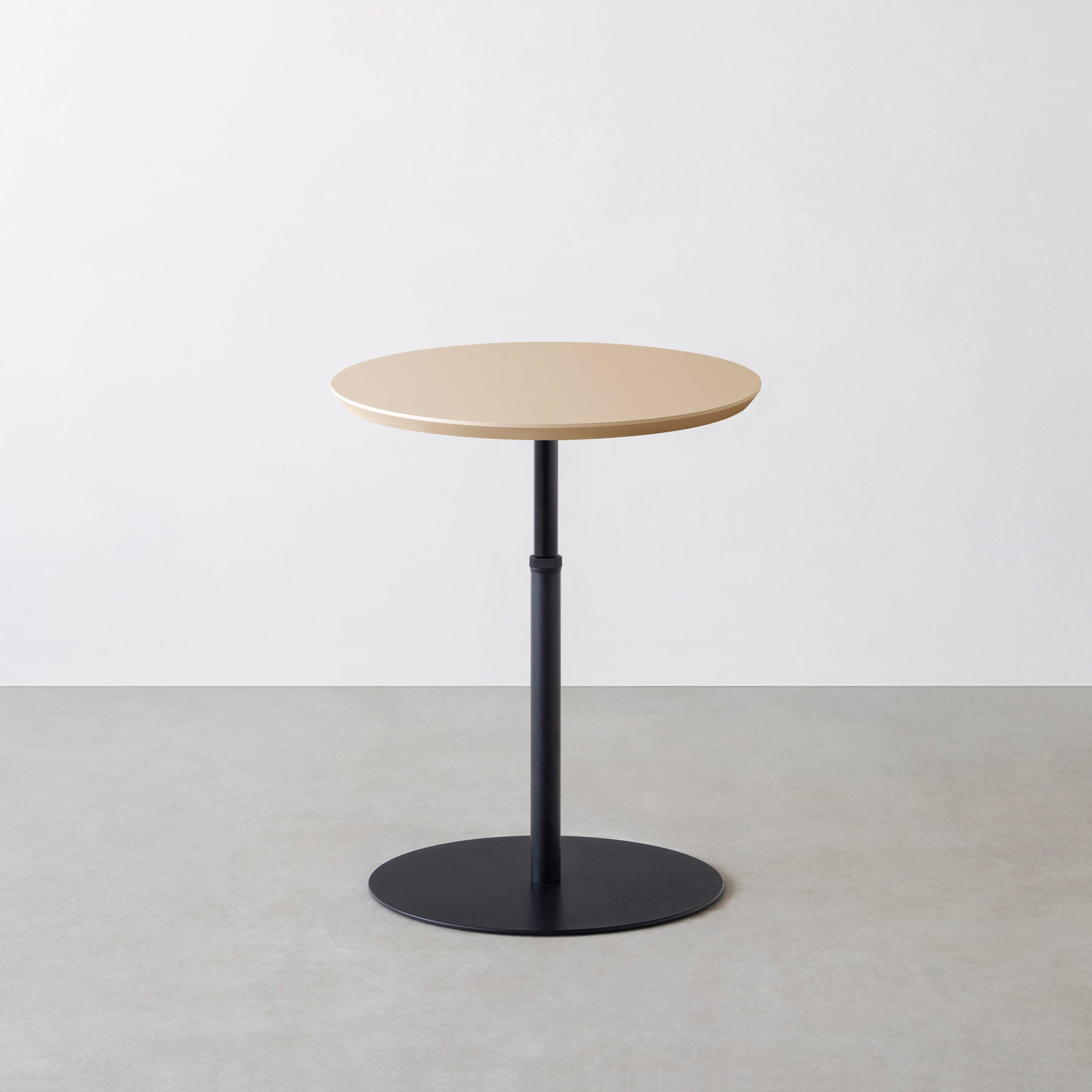 KanademonoのFENIX NTMのコンパクトな1本脚のテーブル