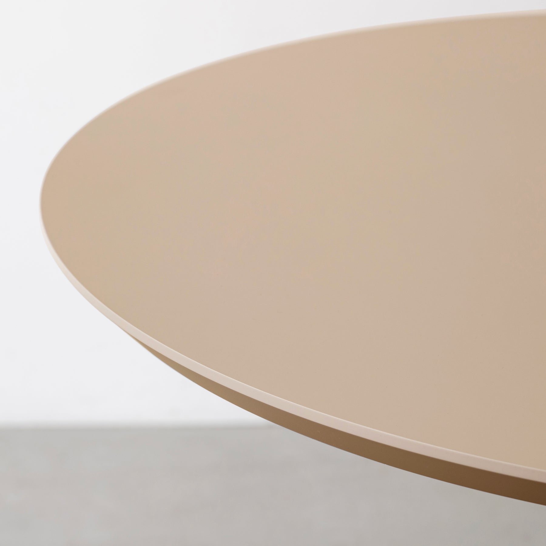 KanademonoのFENIX NTMとX脚を組み合わせたカフェテーブル