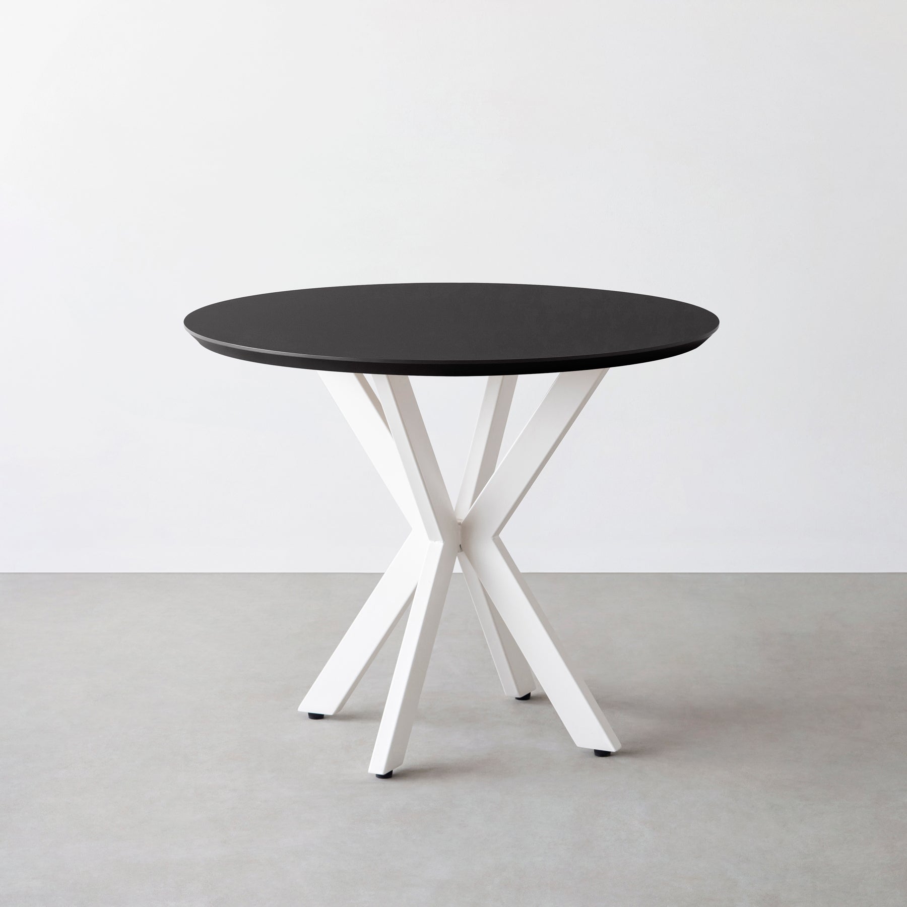 KanademonoのFENIX NTMとX脚を組み合わせた大型カフェテーブル