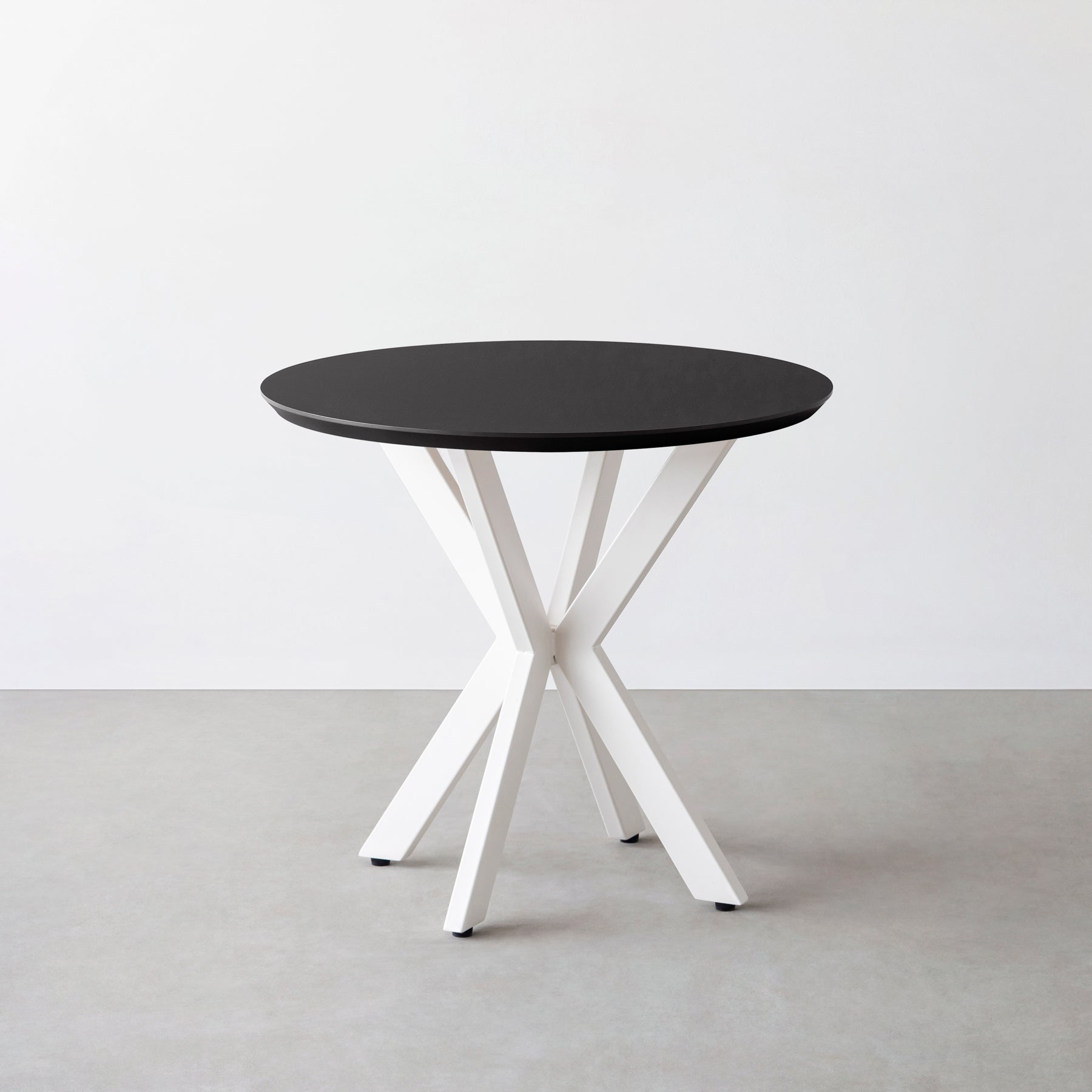 KanademonoのFENIX NTMとX脚を組み合わせたカフェテーブル