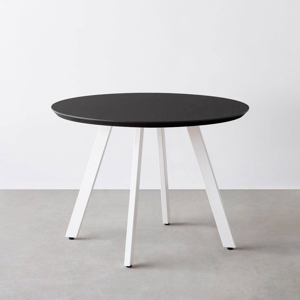 Kanademono のFENIX NTMの大型カフェテーブル