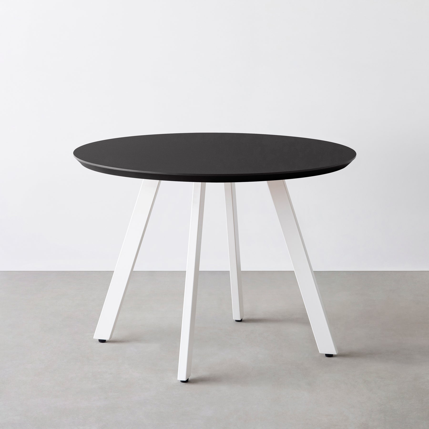 Kanademono のFENIX NTMの大型カフェテーブル