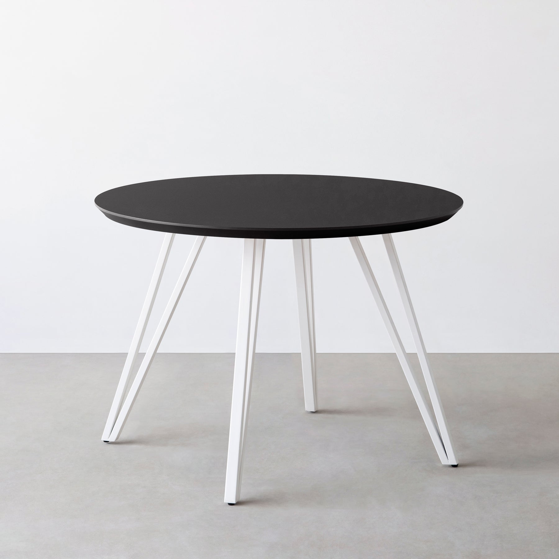 Kanademono のFENIX NTMの大型カフェテーブル