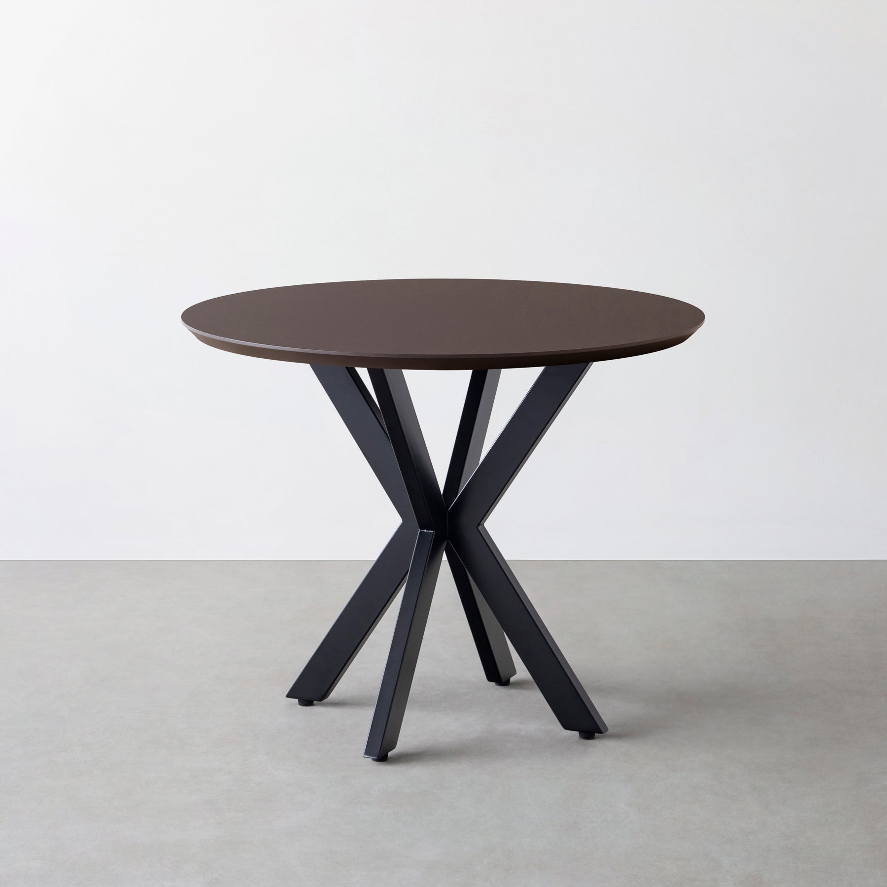 KanademonoのFENIX NTMとX脚を組み合わせた大型カフェテーブル