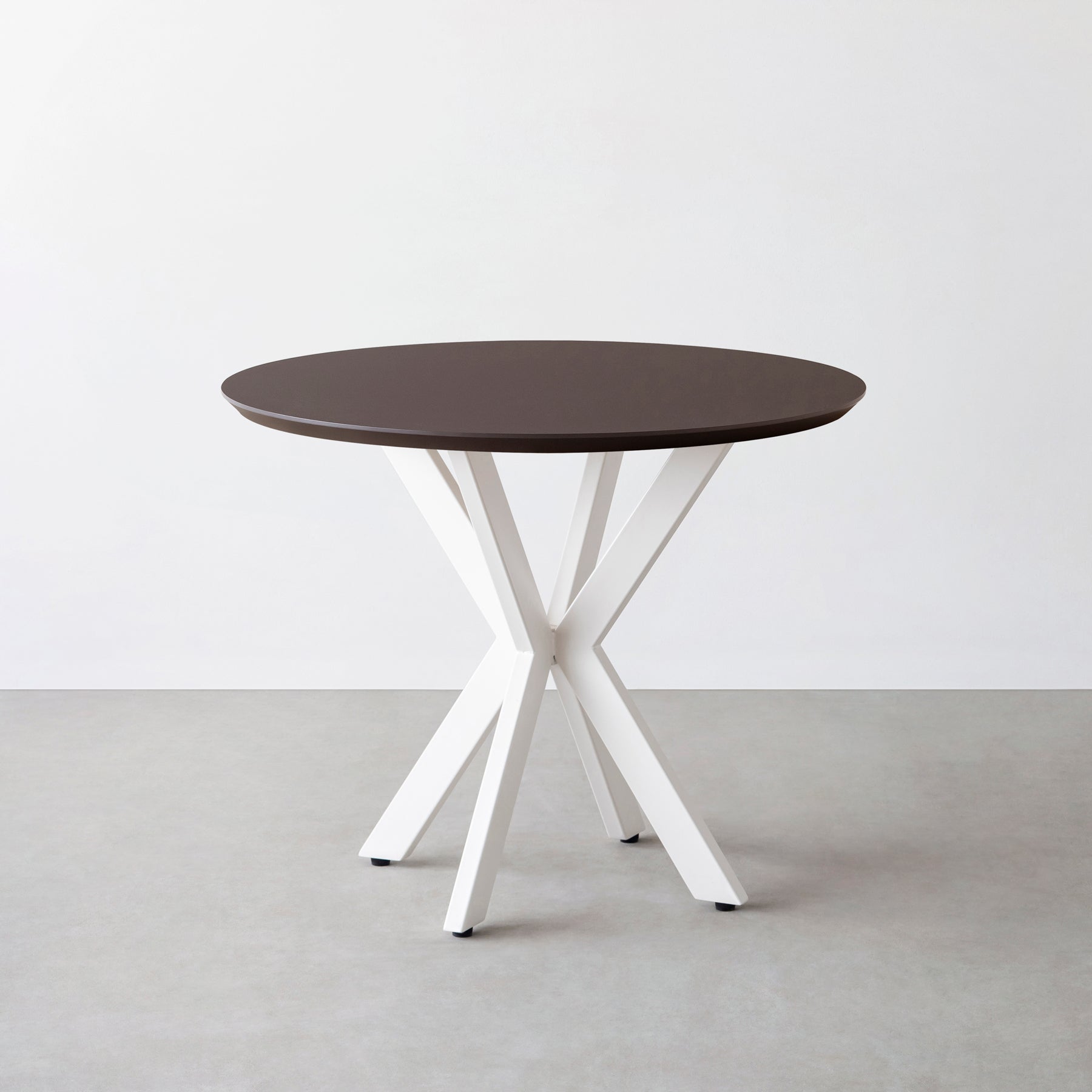 KanademonoのFENIX NTMとX脚を組み合わせた大型カフェテーブル