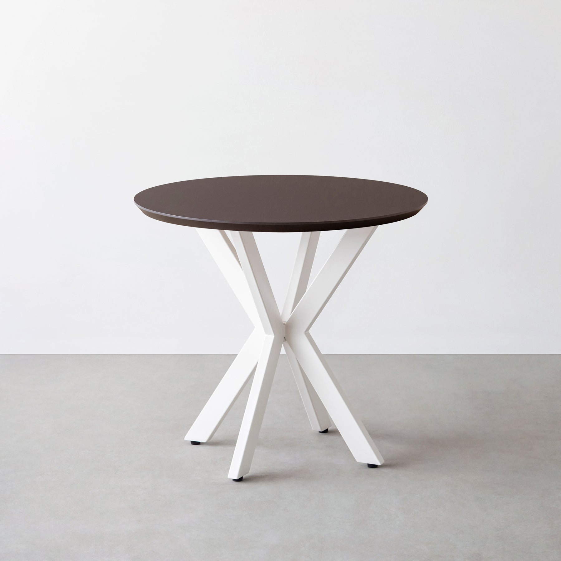 KanademonoのFENIX NTMとX脚を組み合わせたカフェテーブル