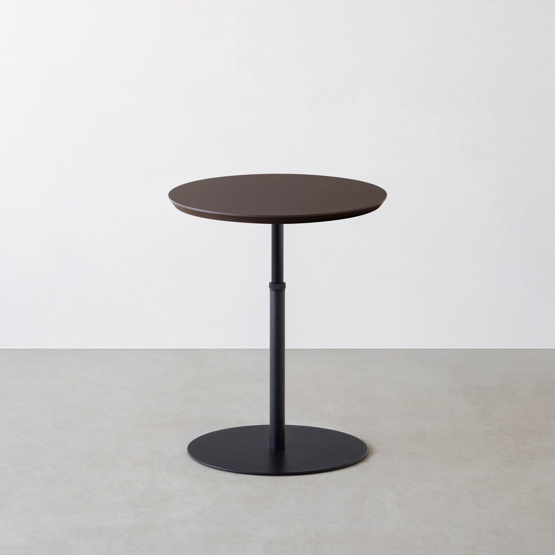 KanademonoのFENIX NTMのコンパクトな1本脚のテーブル