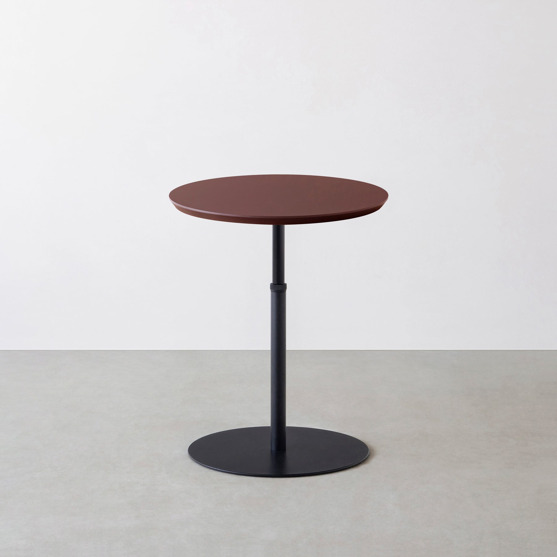 KanademonoのFENIX NTMのコンパクトな1本脚のテーブル