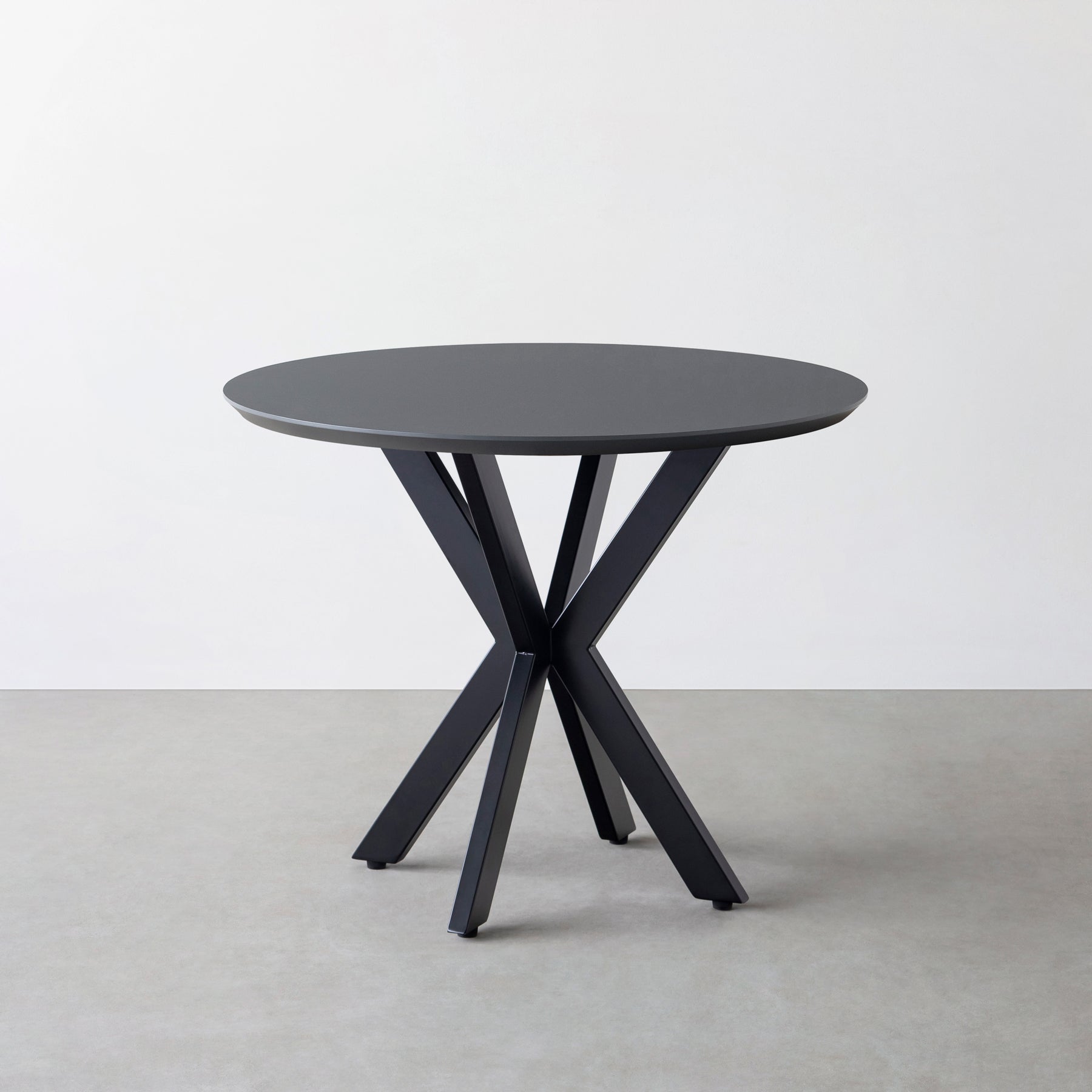 KanademonoのFENIX NTMとX脚を組み合わせた大型カフェテーブル