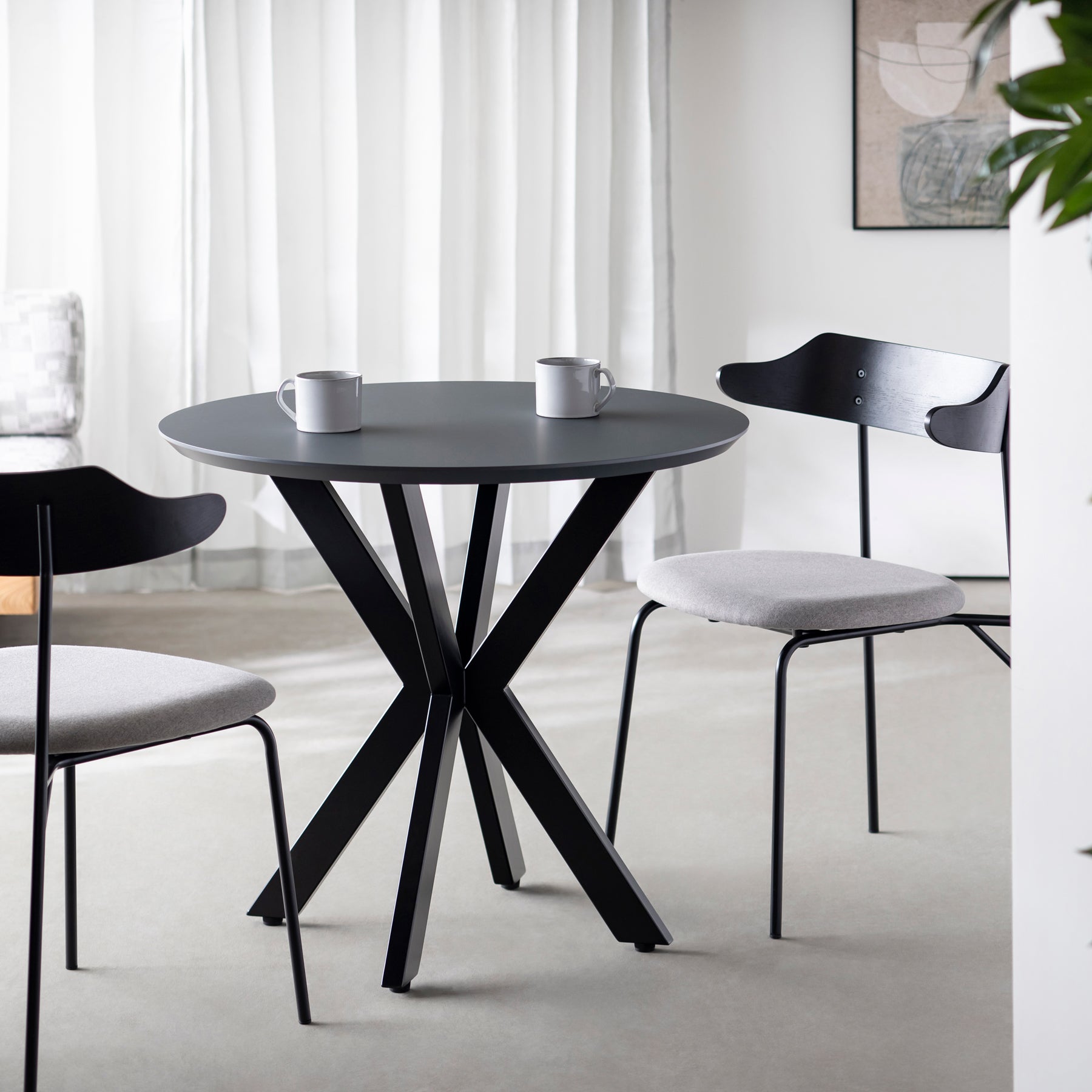 KanademonoのFENIX NTMとX脚を組み合わせたカフェテーブル