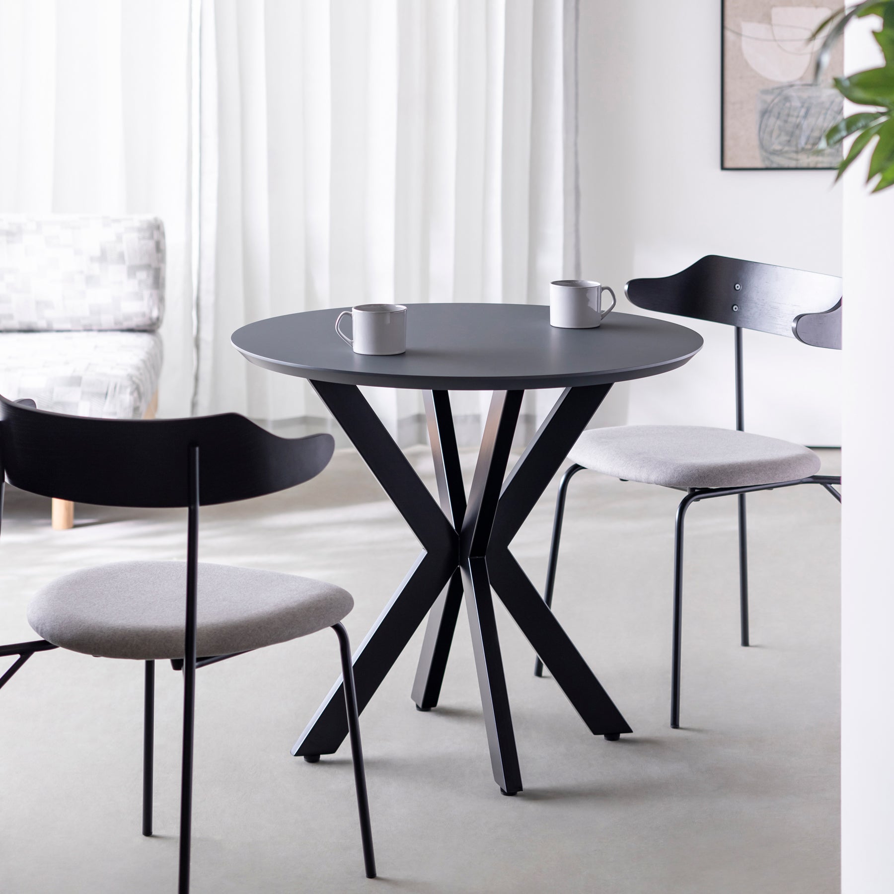 KanademonoのFENIX NTMとX脚を組み合わせたカフェテーブル