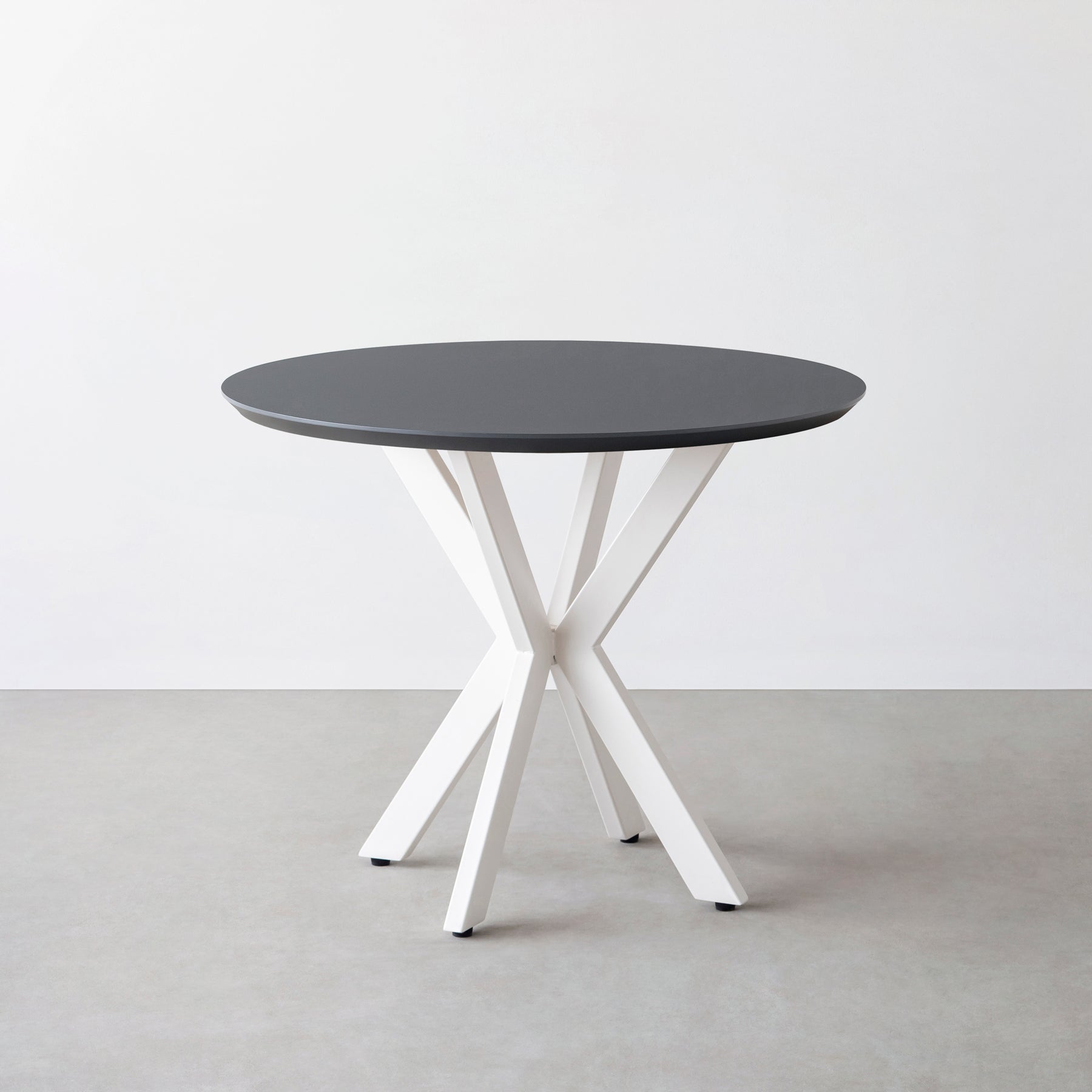 KanademonoのFENIX NTMとX脚を組み合わせた大型カフェテーブル