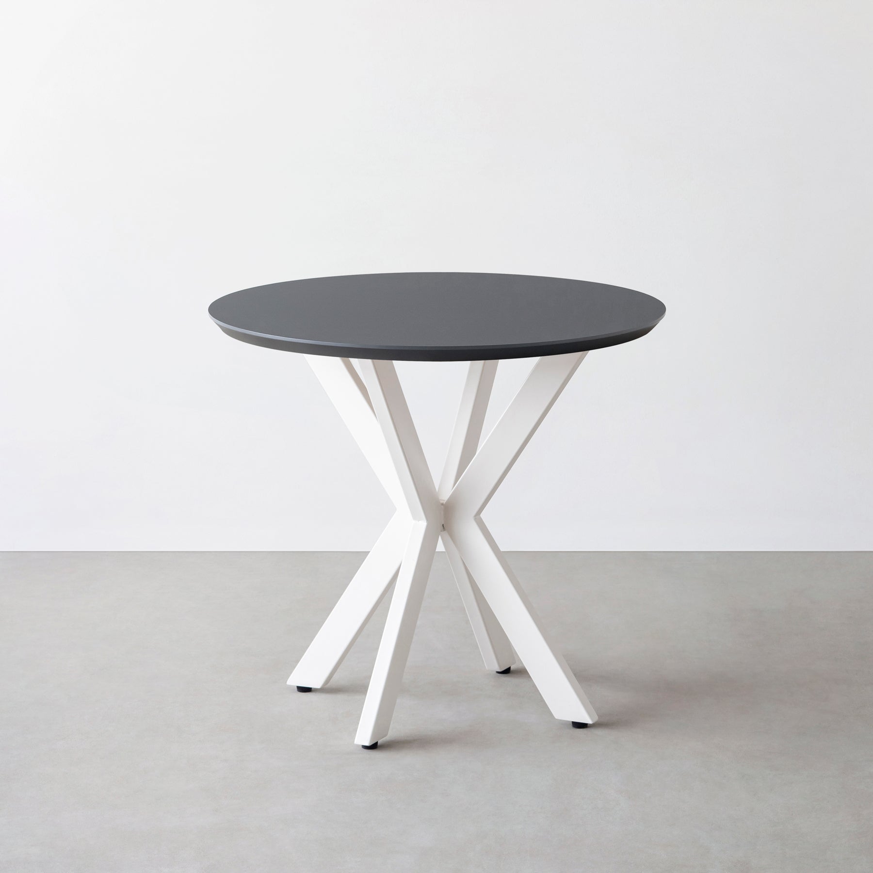 KanademonoのFENIX NTMとX脚を組み合わせたカフェテーブル