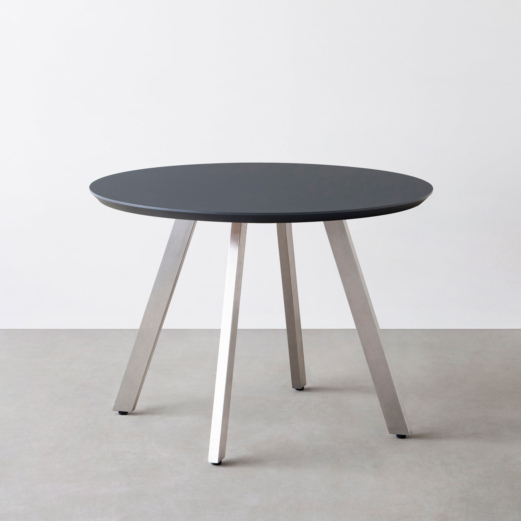 KanademonoのFENIX NTMの大型カフェテーブル