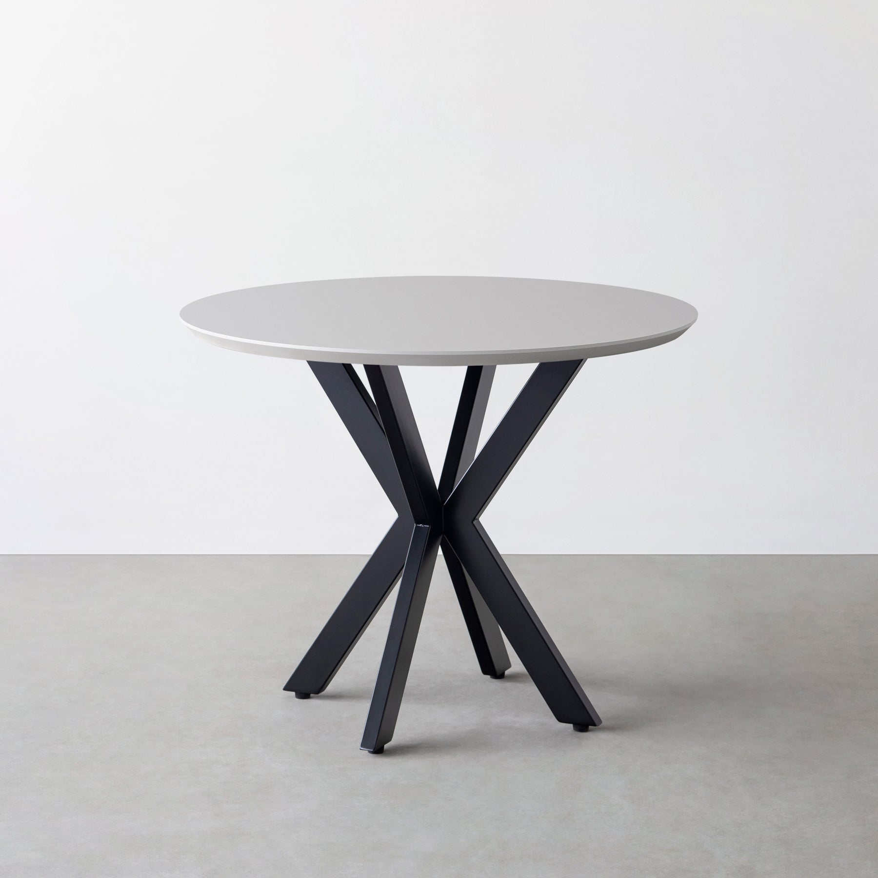 KanademonoのFENIX NTMとX脚を組み合わせた大型カフェテーブル