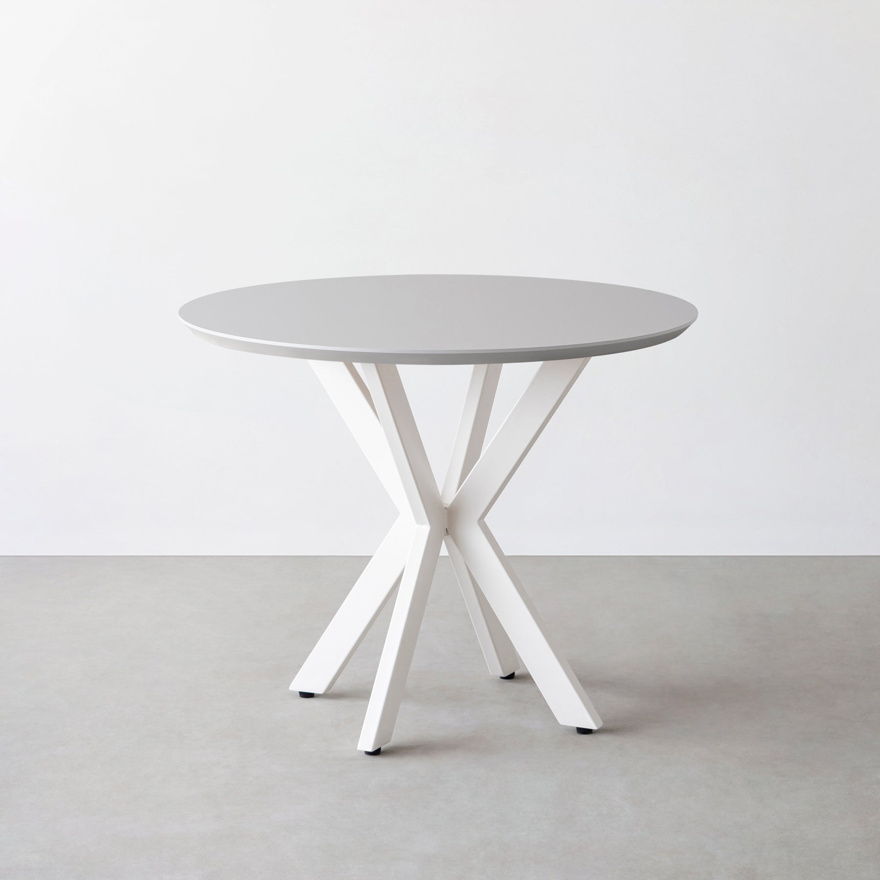 KanademonoのFENIX NTMとX脚を組み合わせた大型カフェテーブル