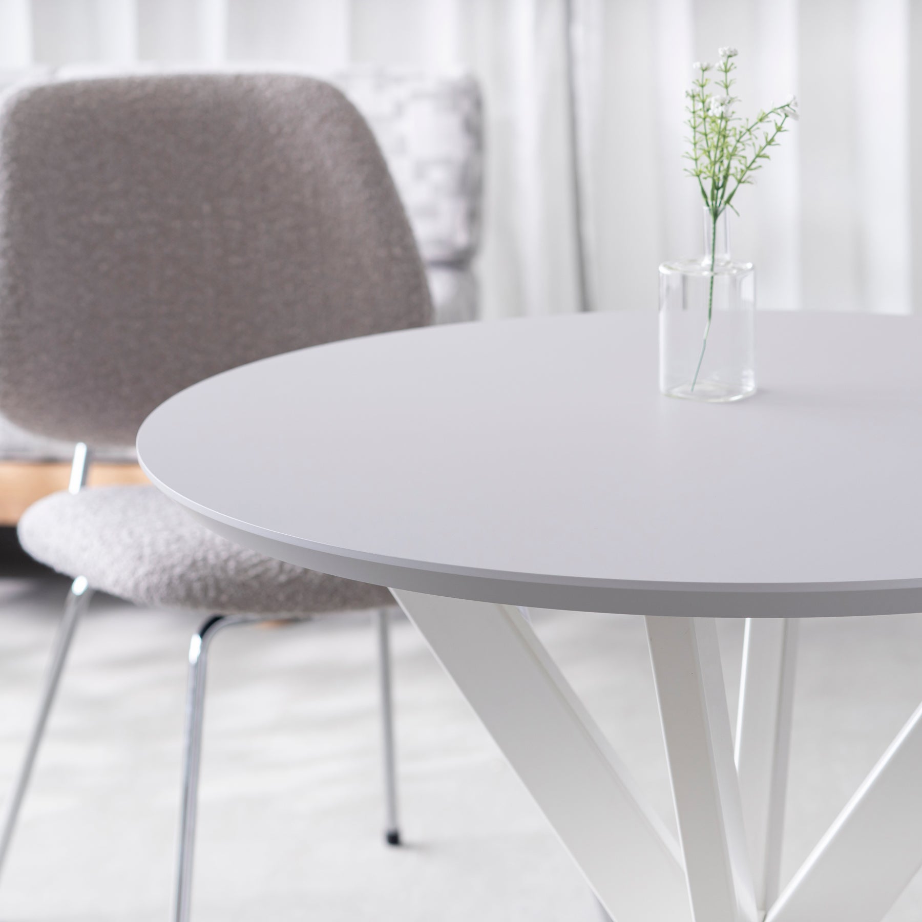 KanademonoのFENIX NTMとX脚を組み合わせたカフェテーブル