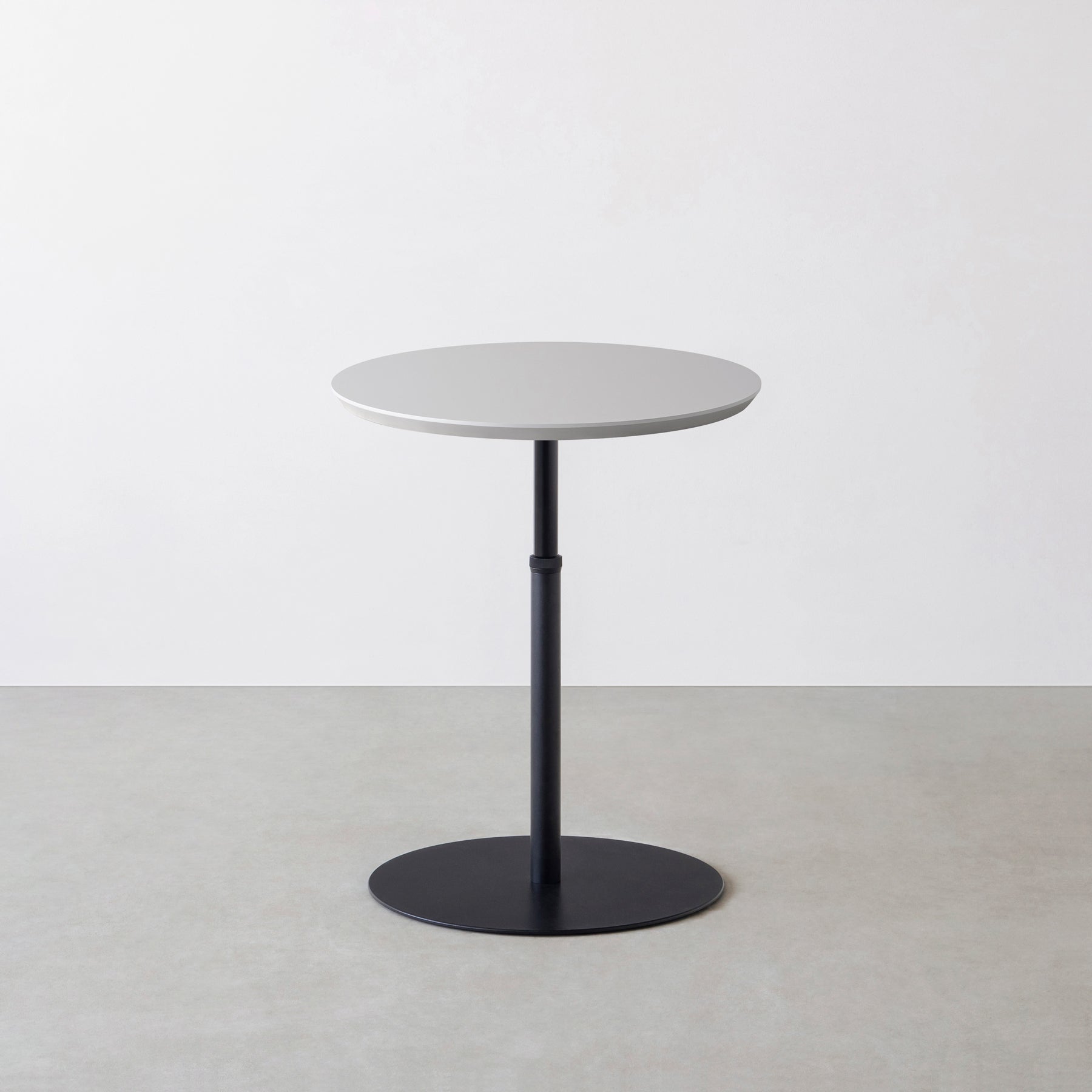 KanademonoのFENIX NTMのコンパクトな1本脚のテーブル