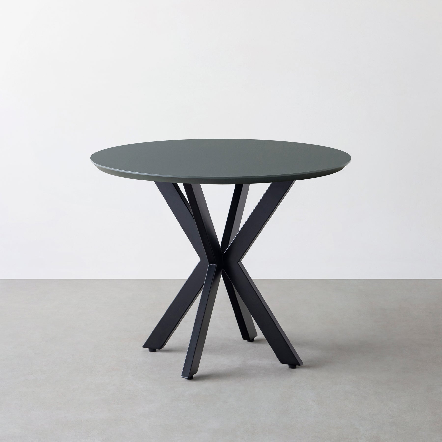 KanademonoのFENIX NTMとX脚を組み合わせた大型カフェテーブル