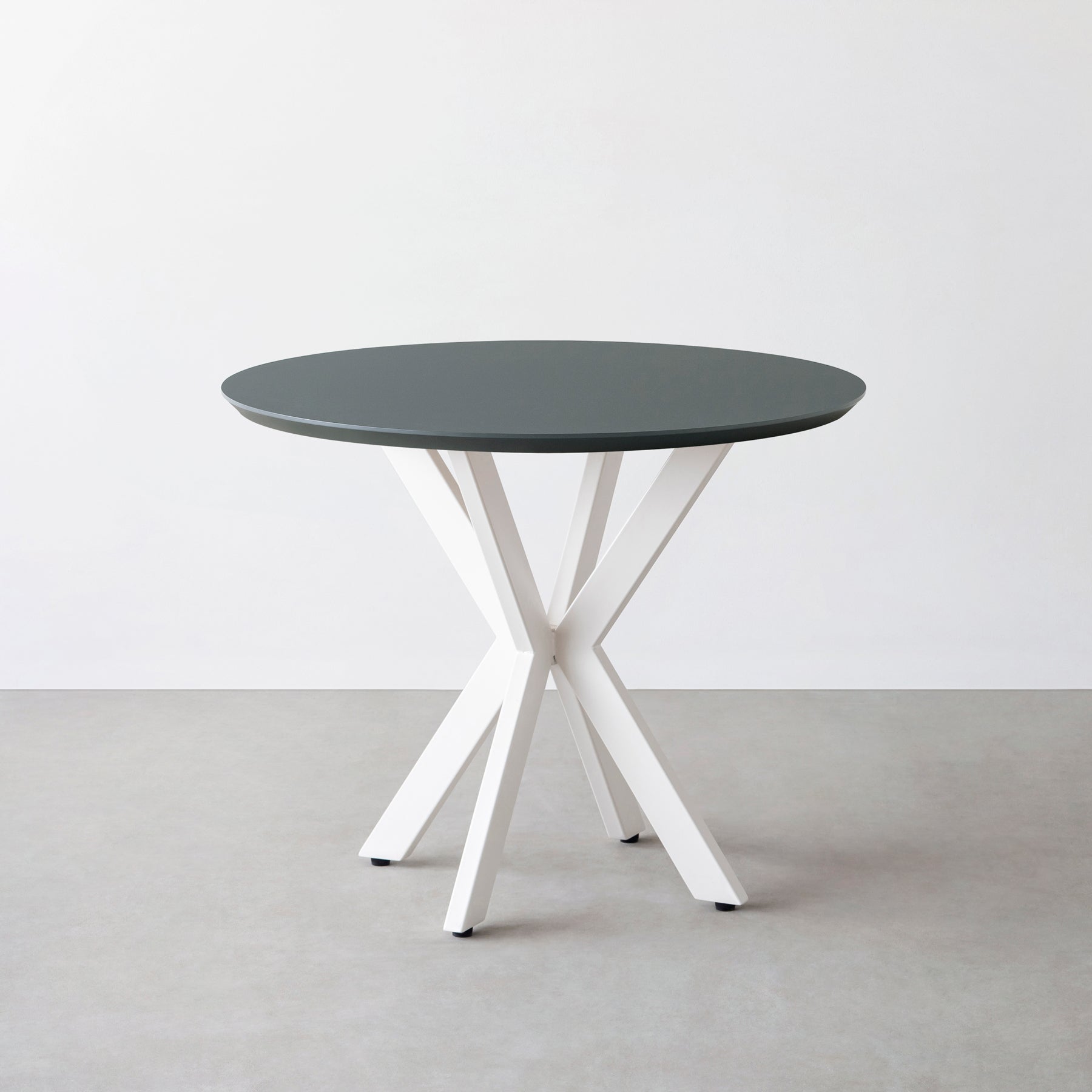 KanademonoのFENIX NTMとX脚を組み合わせた大型カフェテーブル