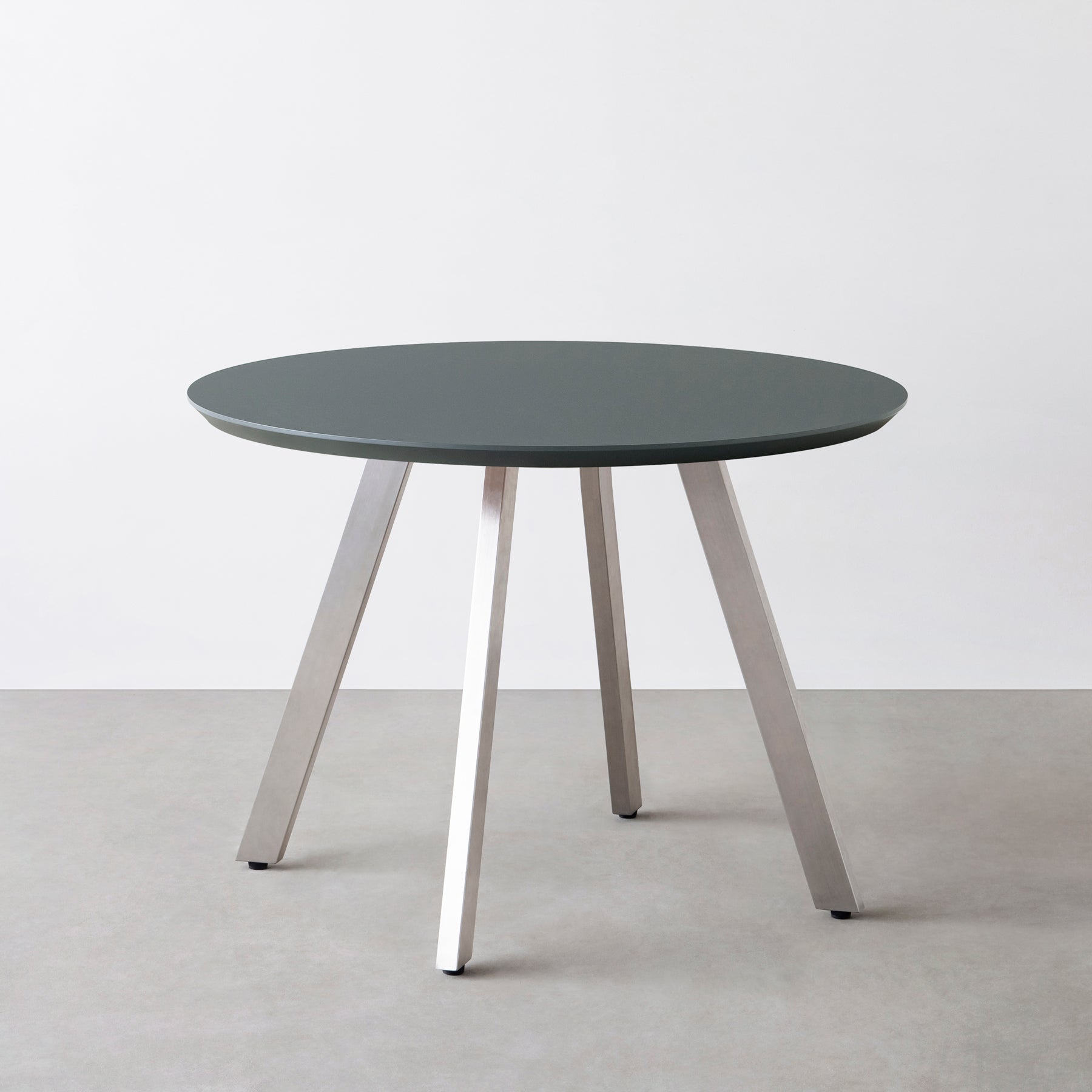 KanademonoのFENIX NTMの大型カフェテーブル