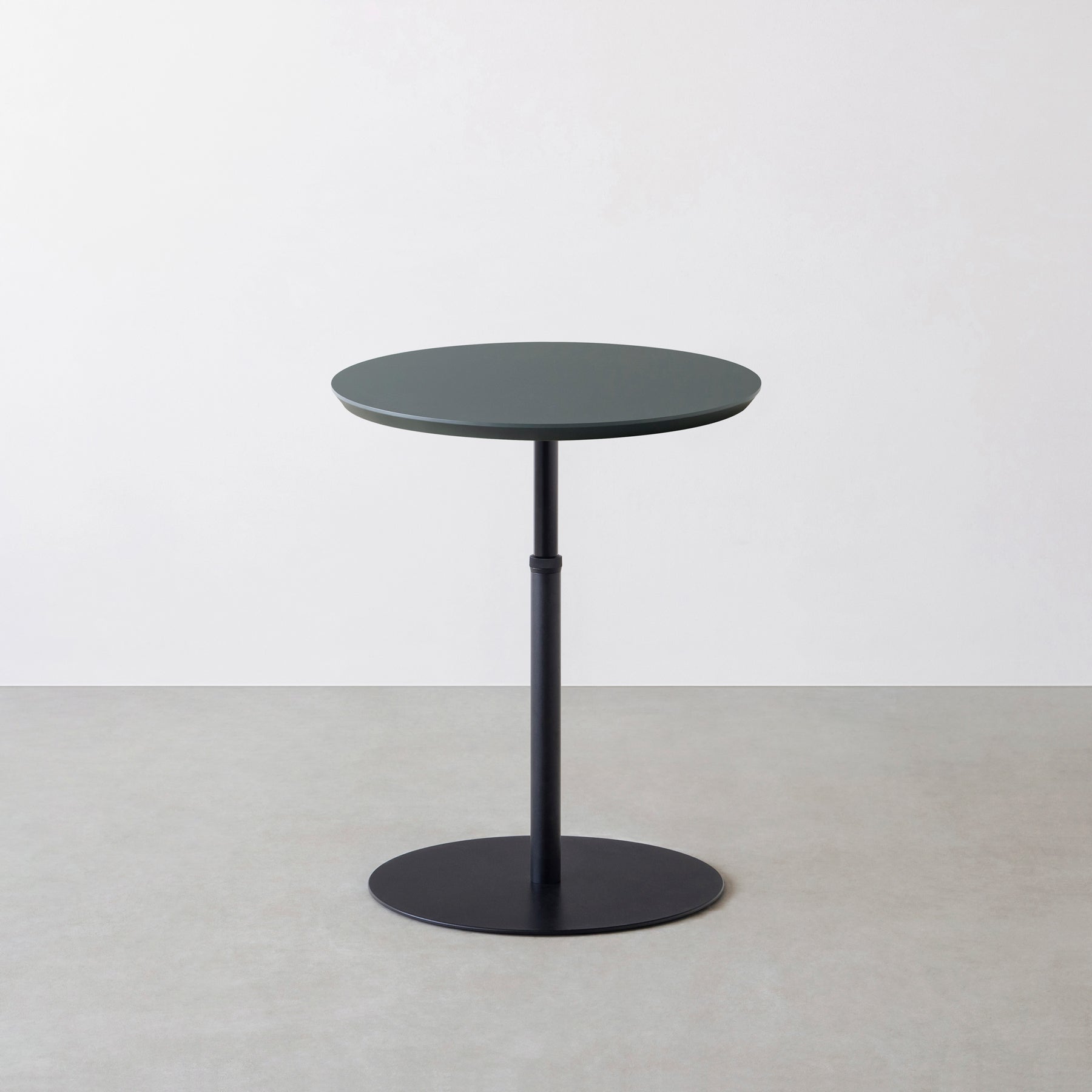 KanademonoのFENIX NTMのコンパクトな1本脚のテーブル