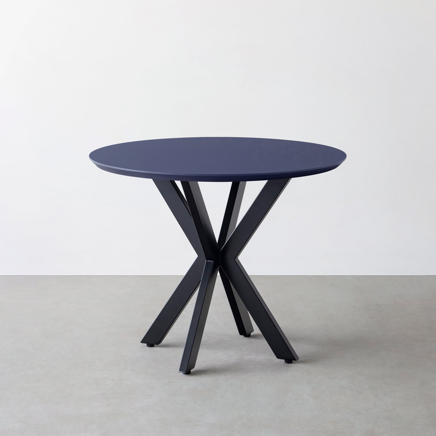 KanademonoのFENIX NTMとX脚を組み合わせた大型カフェテーブル