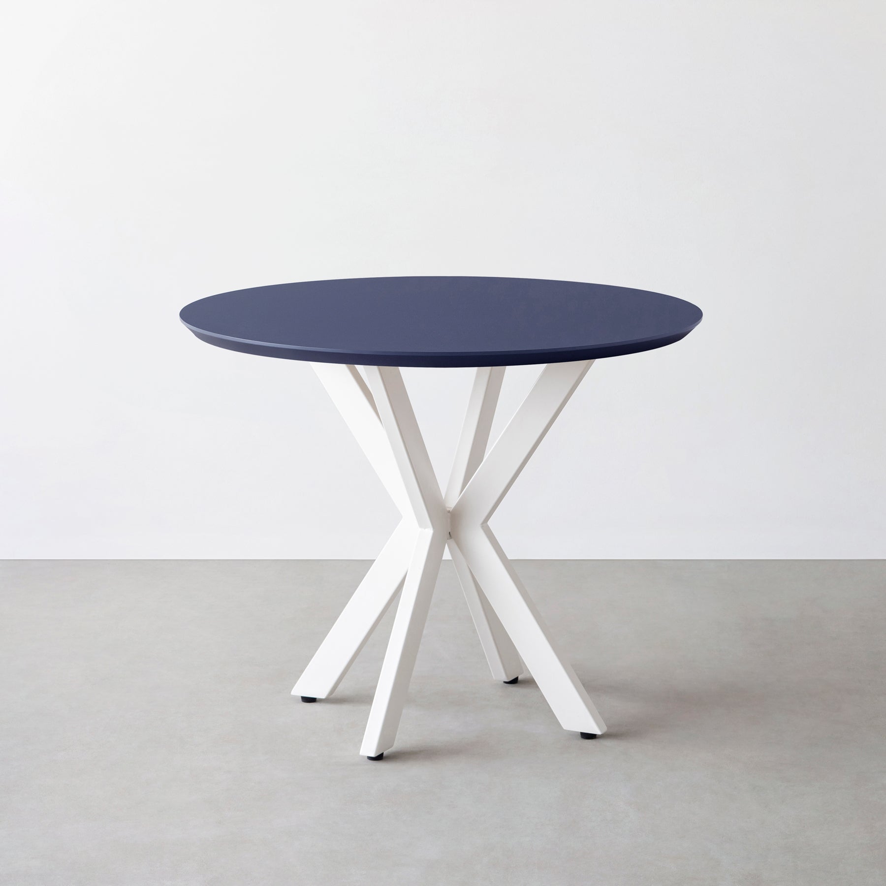 KanademonoのFENIX NTMとX脚を組み合わせた大型カフェテーブル