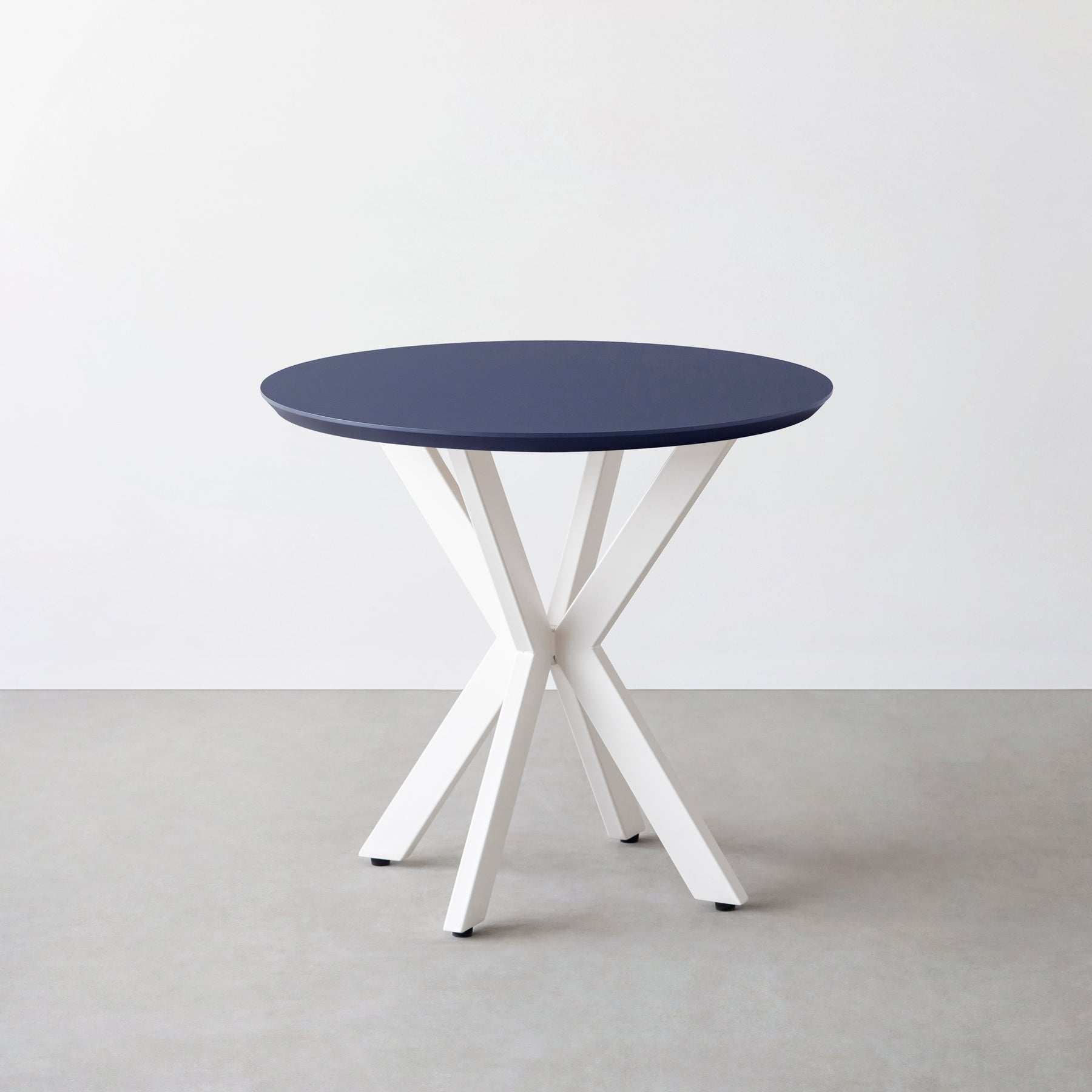 KanademonoのFENIX NTMとX脚を組み合わせたカフェテーブル