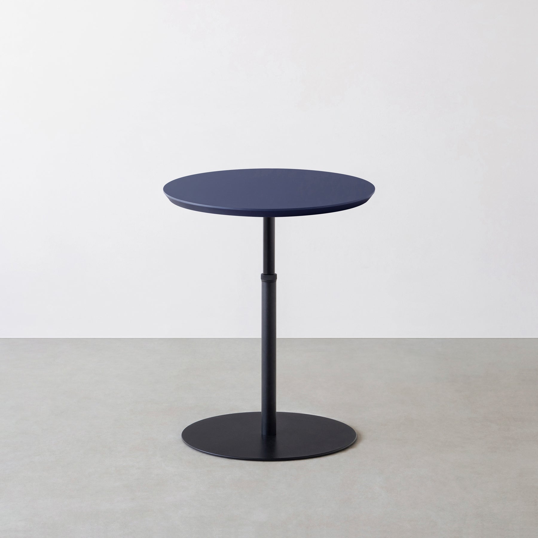 KanademonoのFENIX NTMのコンパクトな1本脚のテーブル