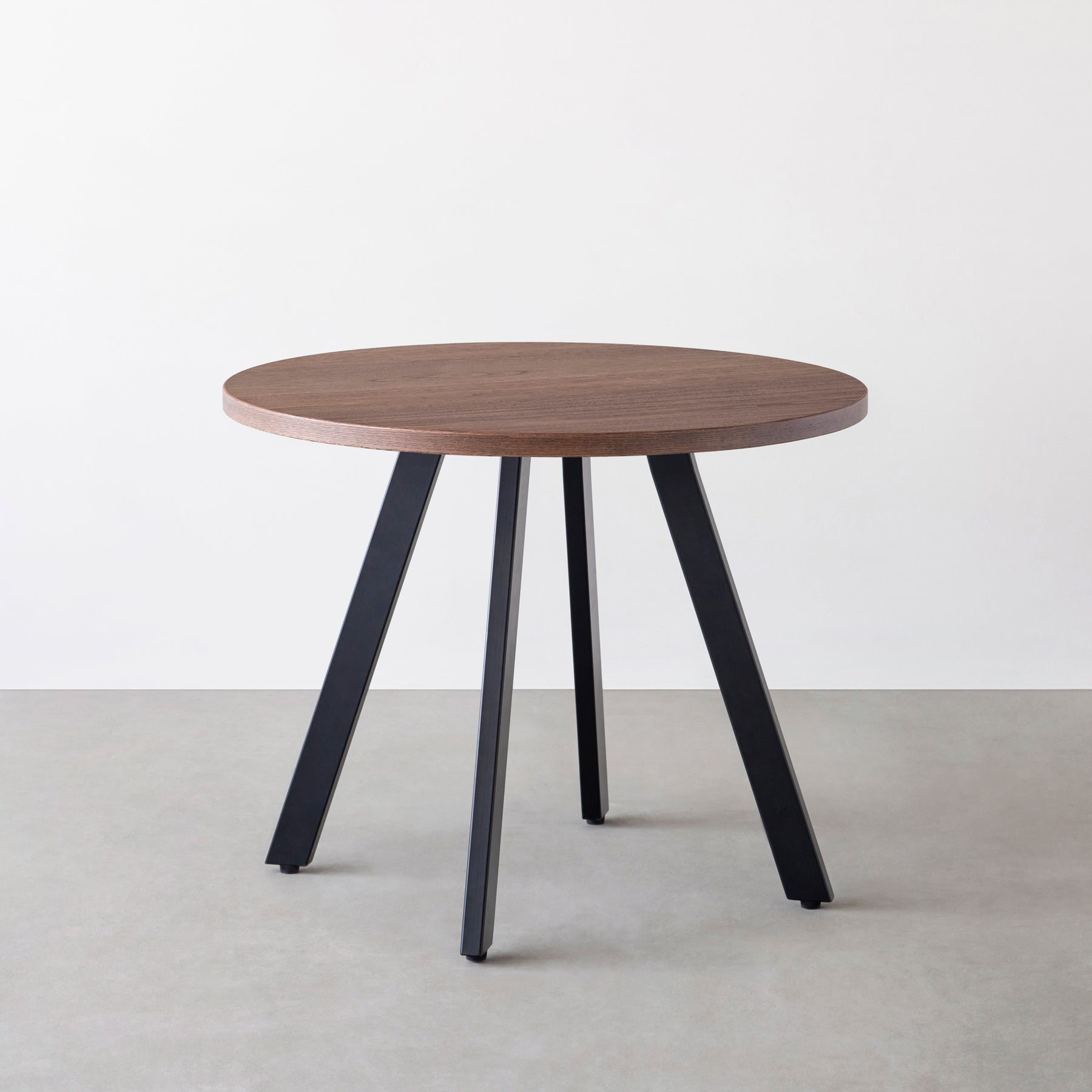 Kanademonoのウォルナットのカフェテーブル