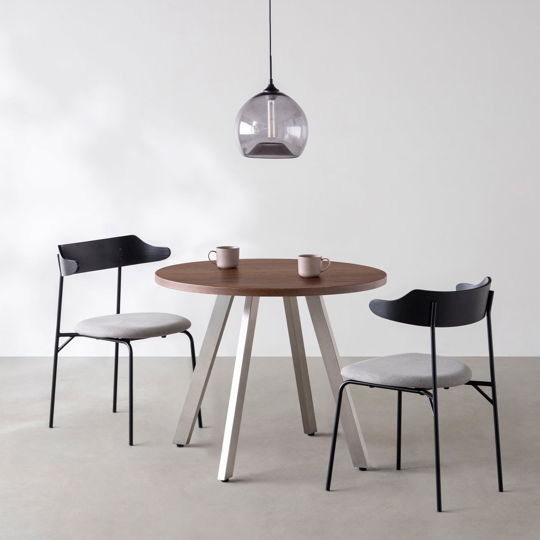 Kanademonoのウォルナットのカフェテーブル