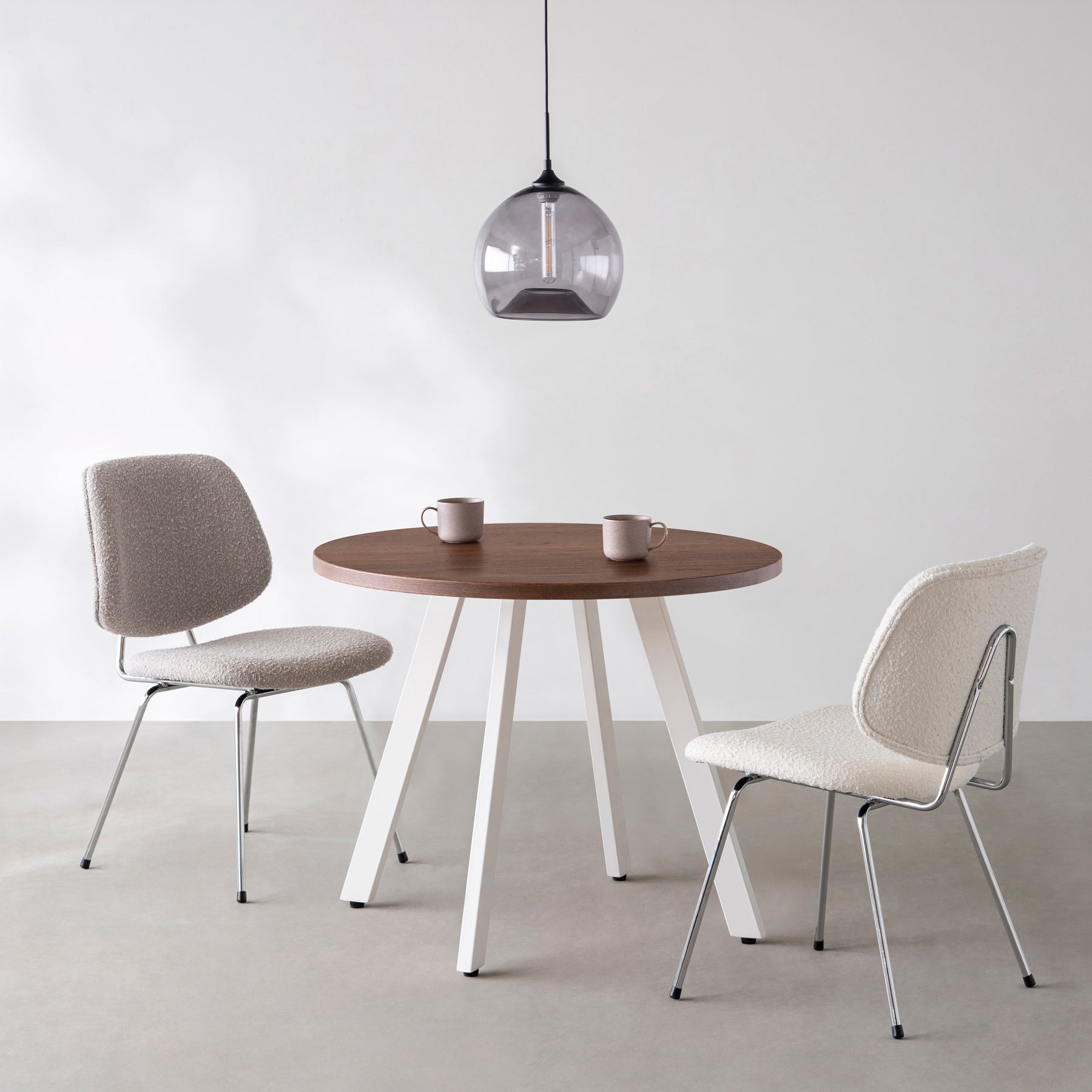 Kanademonoのウォルナットのカフェテーブル