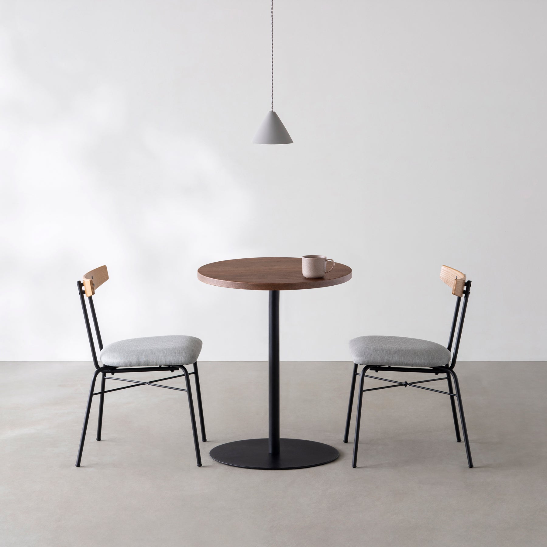 スマート造作カフェテーブル / ウォルナット　黒スチール脚 1本脚 × ラウンド φ50 - 60