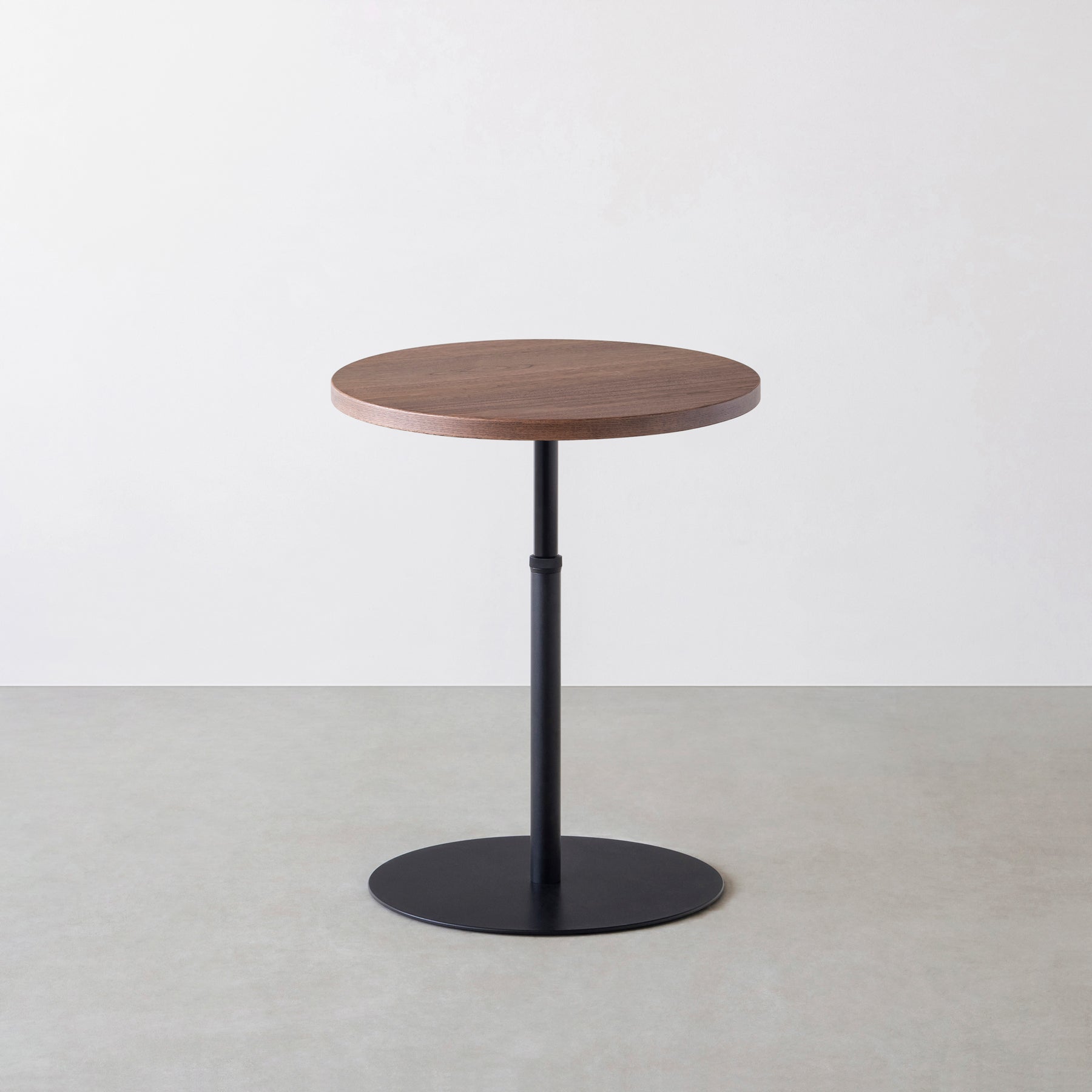 Kanademonoのウォルナットのカフェテーブル