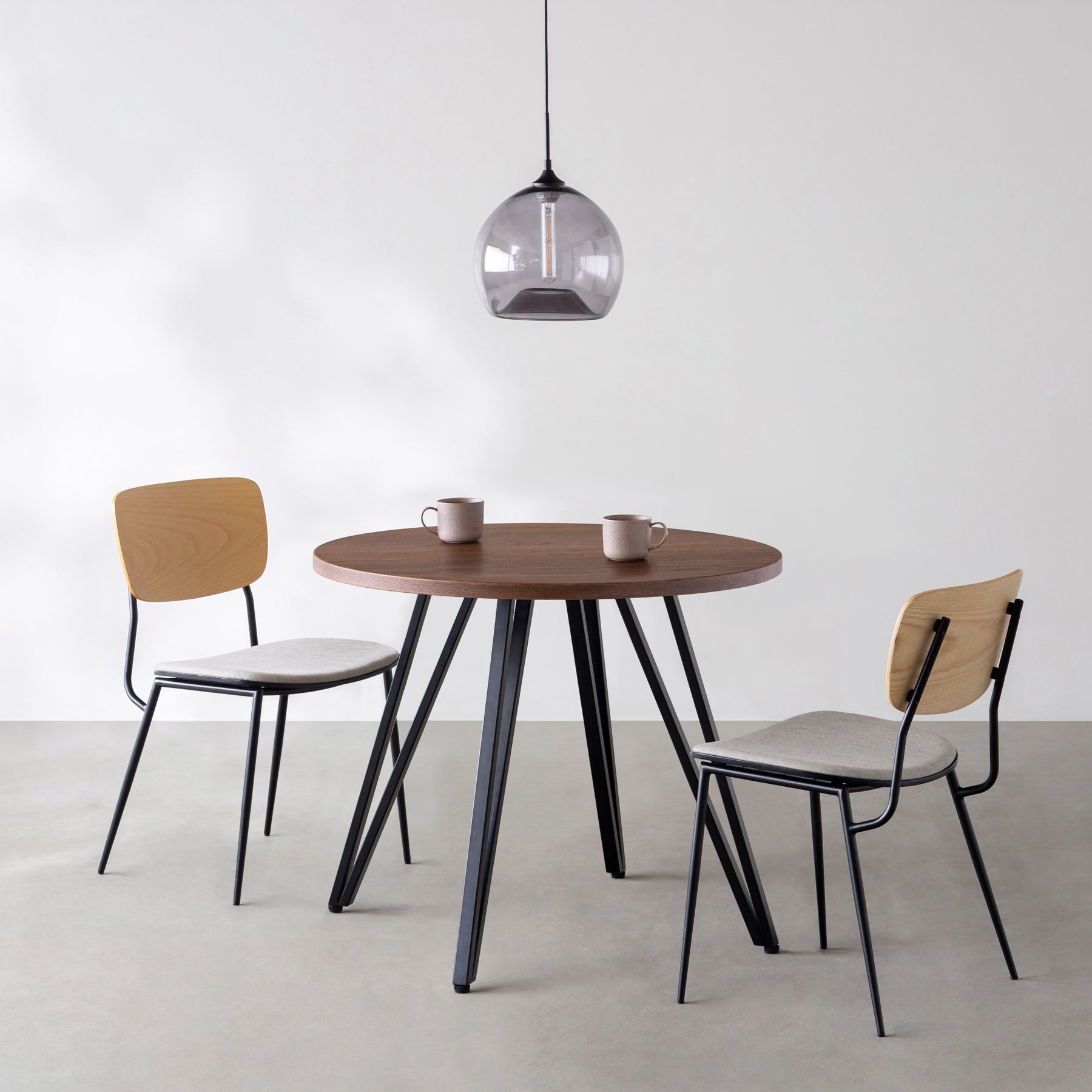 Kanademonoのウォルナットのカフェテーブル