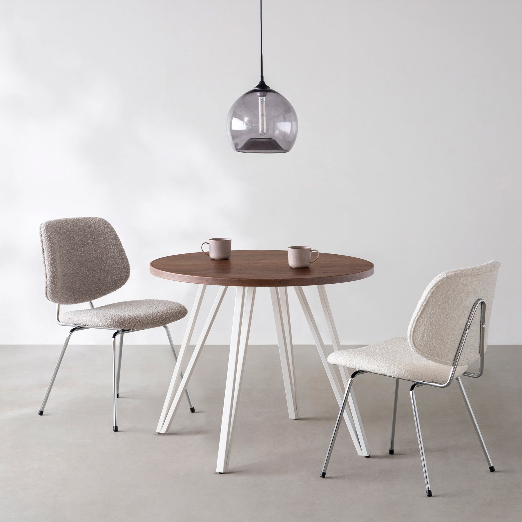 Kanademonoのウォルナットのカフェテーブル