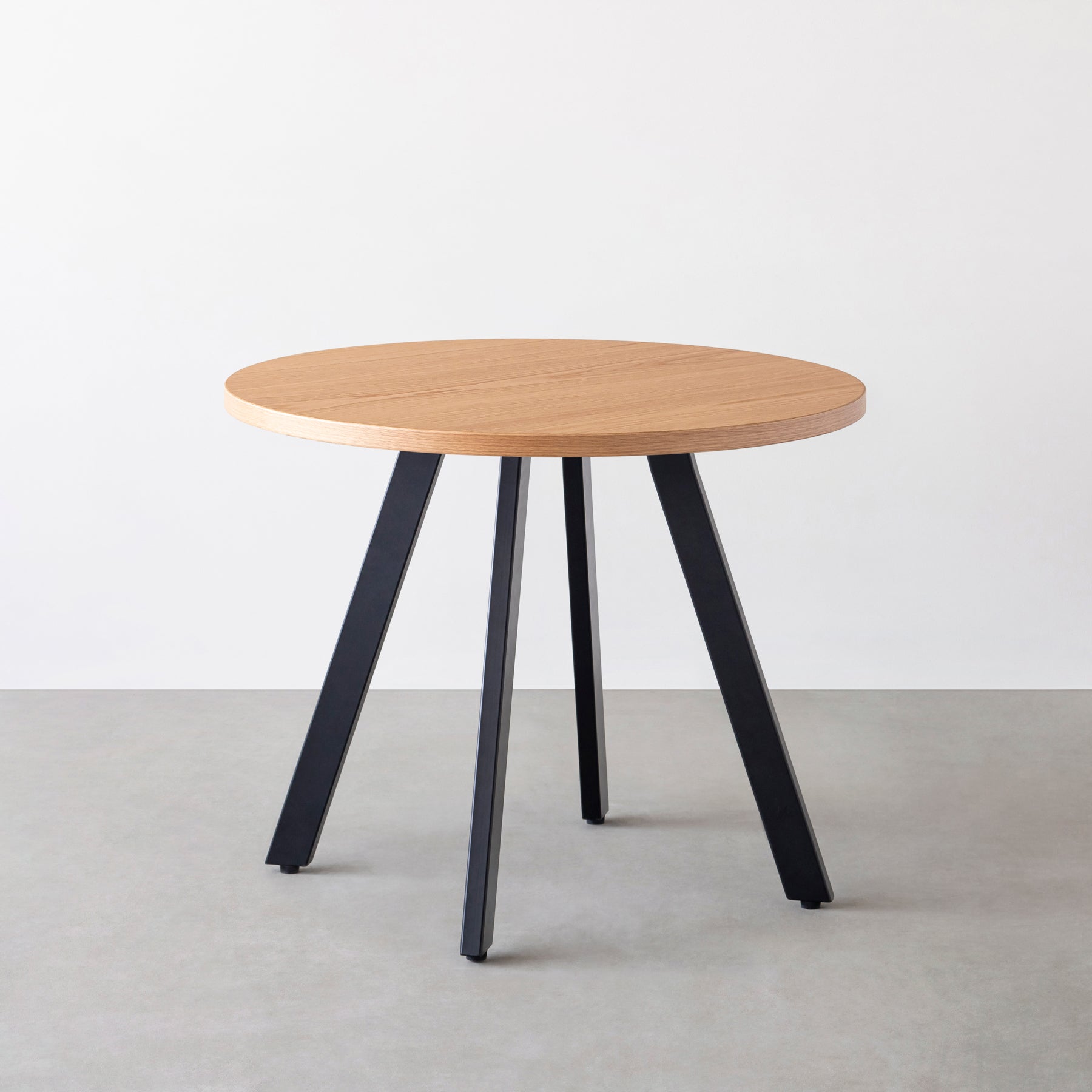 Kanademonoのホワイトオークのカフェテーブル