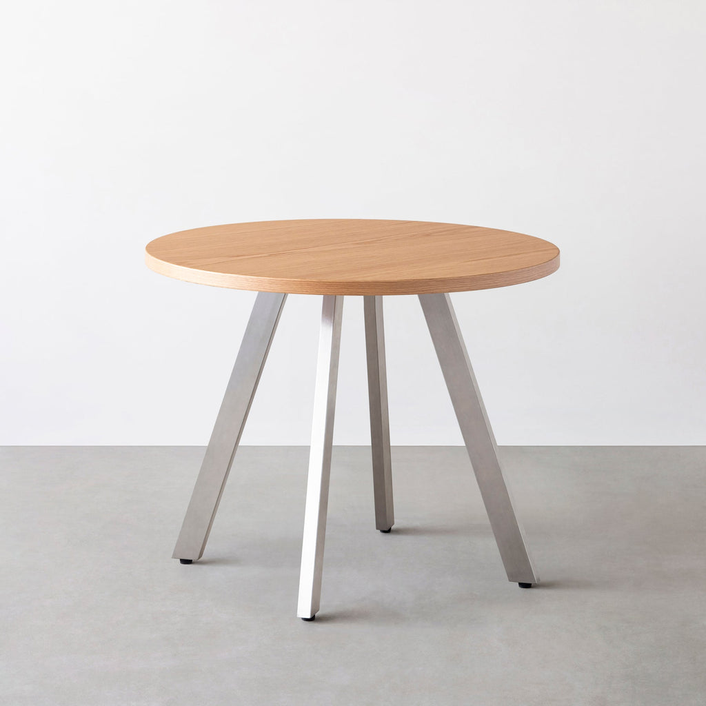 Kanademonoのホワイトオークのカフェテーブル