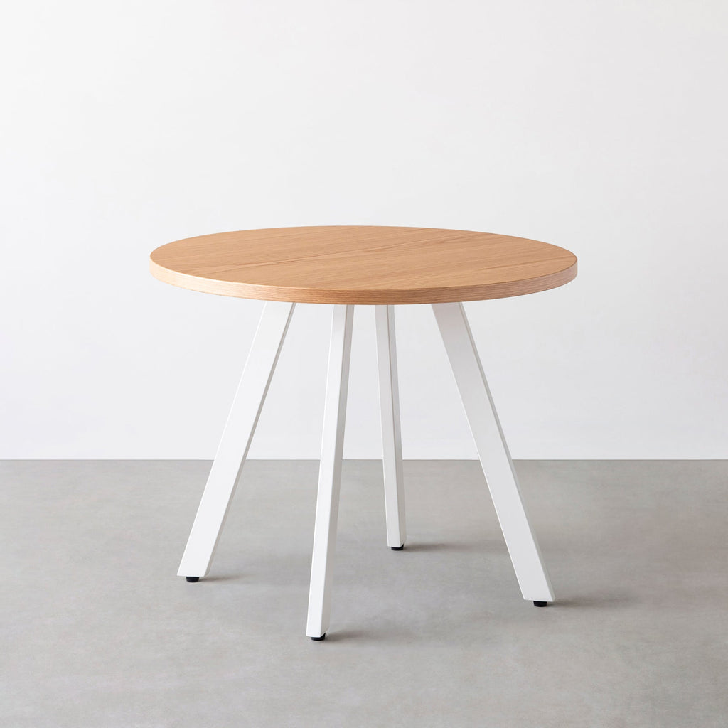 Kanademonoのホワイトオークのカフェテーブル