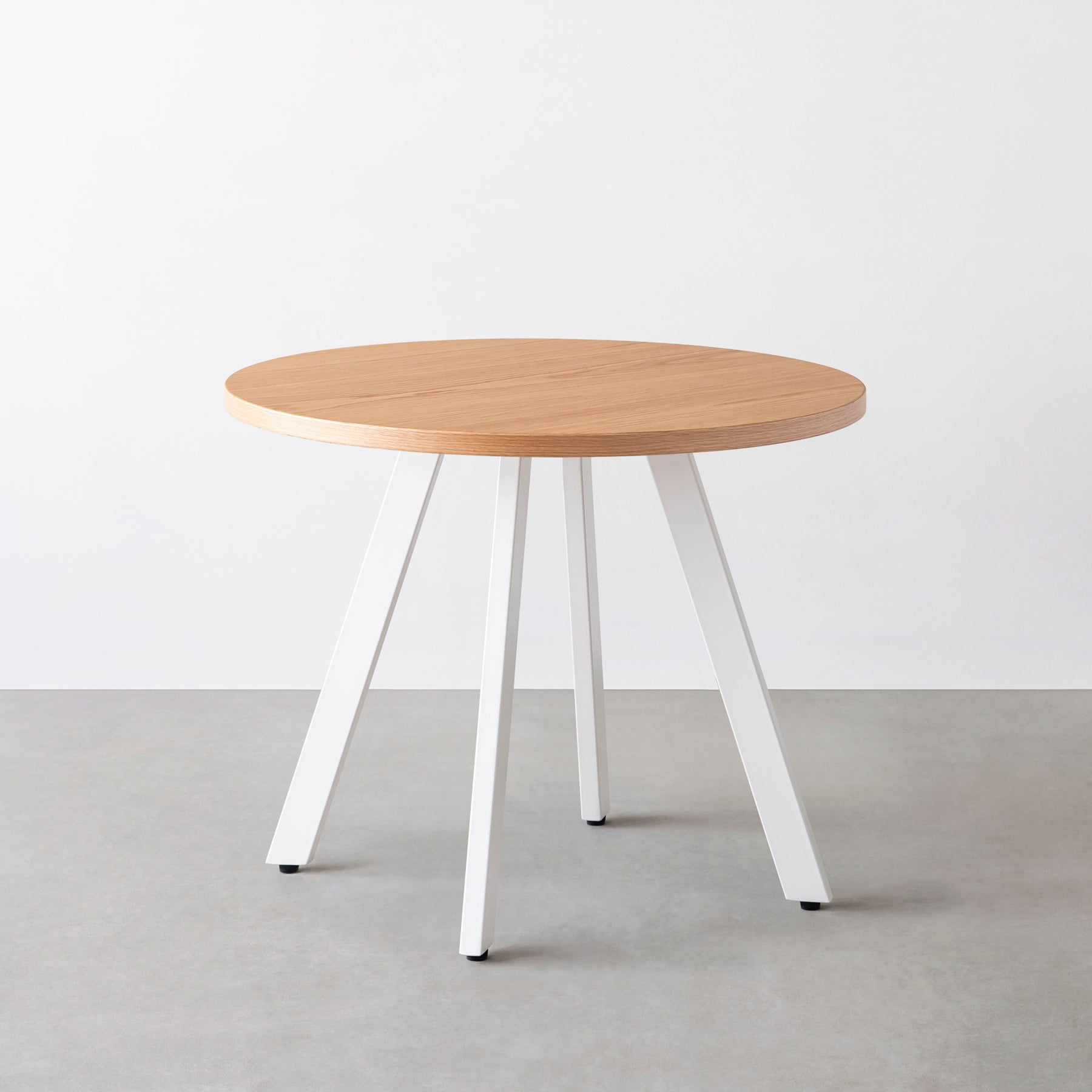 Kanademonoのホワイトオークのカフェテーブル