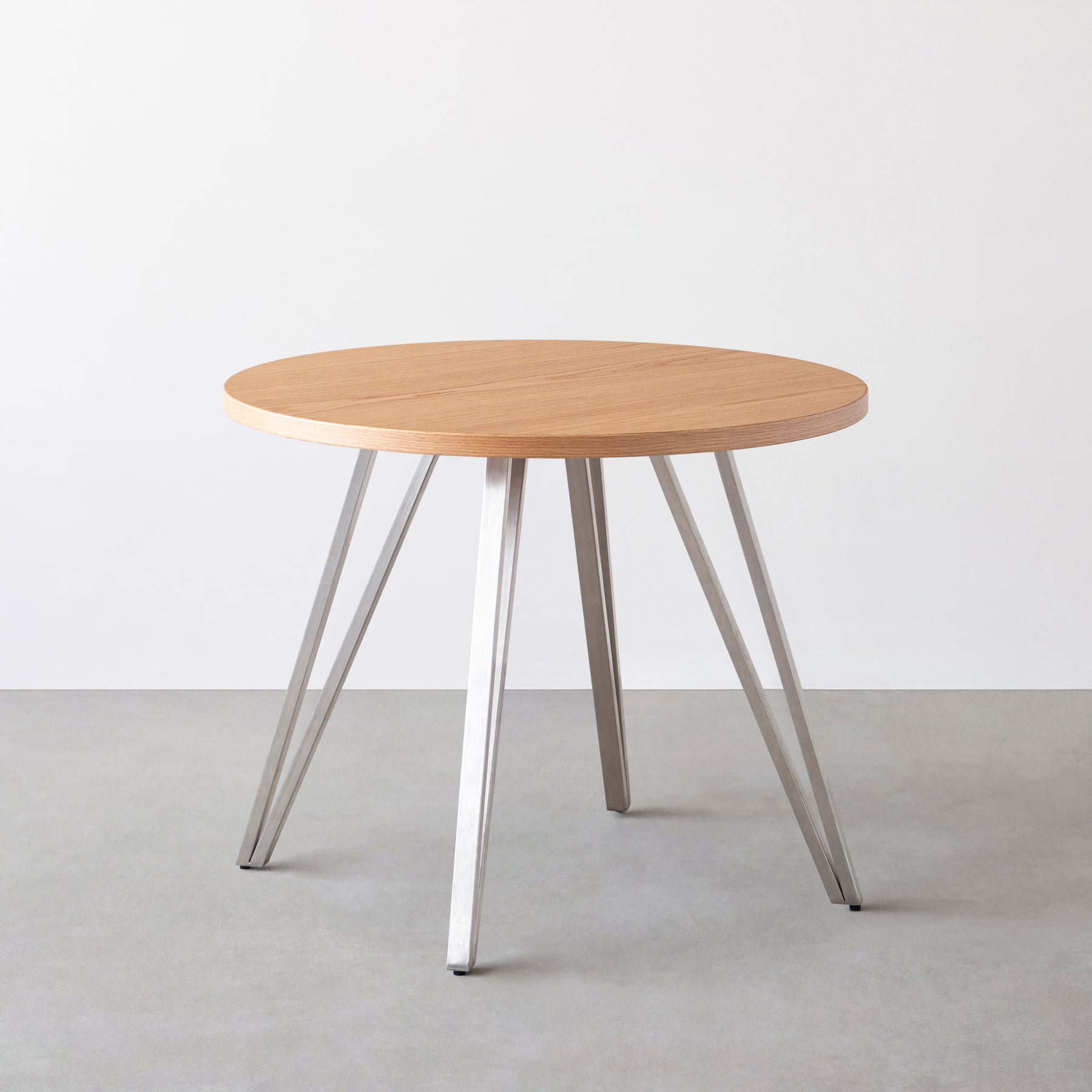 Kanademonoのホワイトオークのカフェテーブル