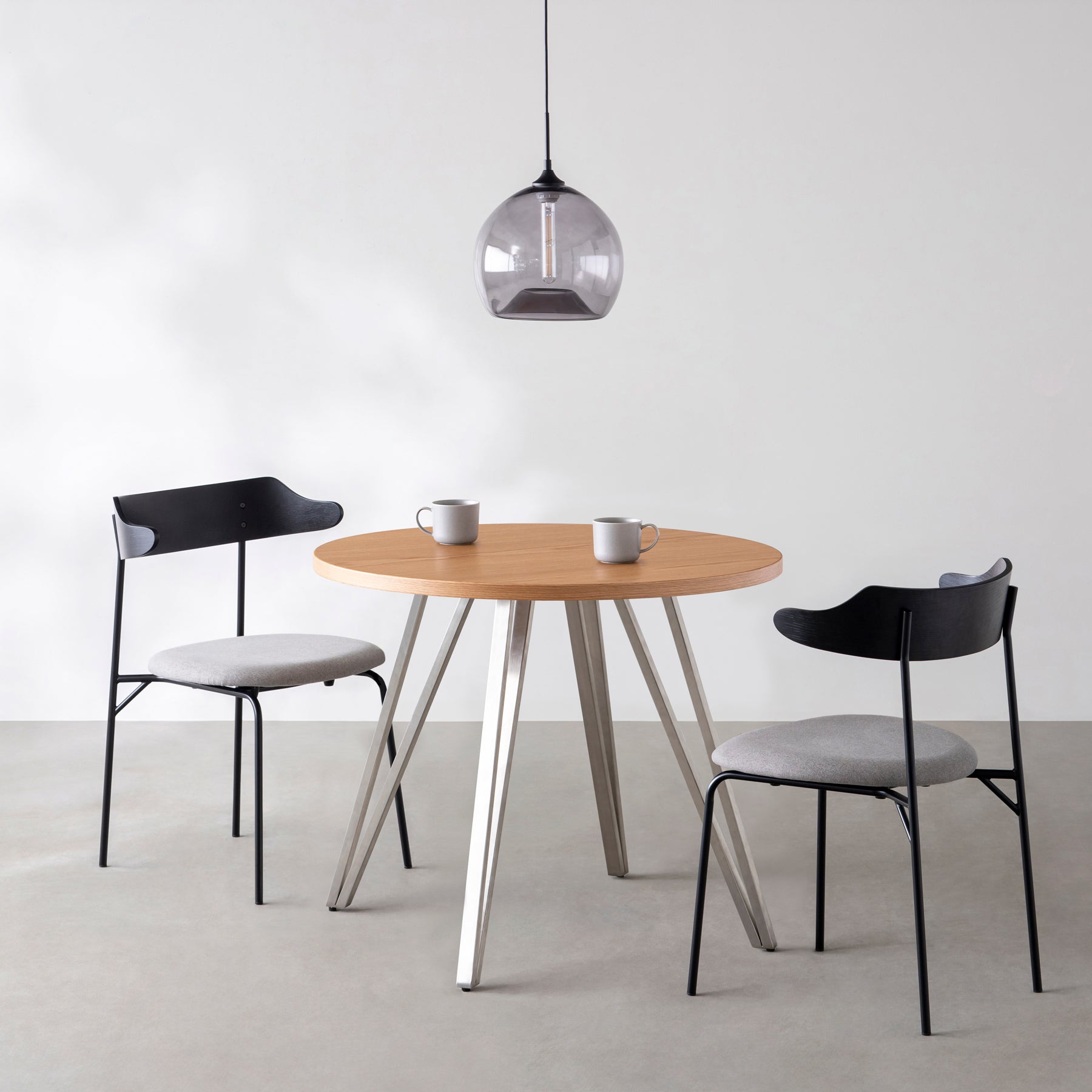 Kanademonoのホワイトオークのカフェテーブル