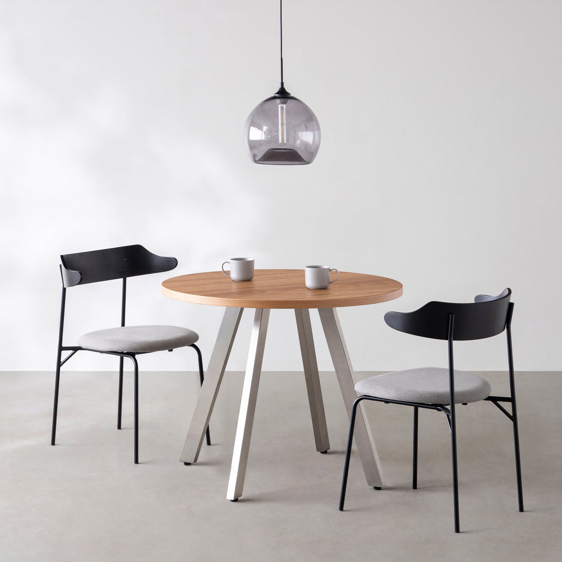 Kanademonoのくるみのカフェテーブル