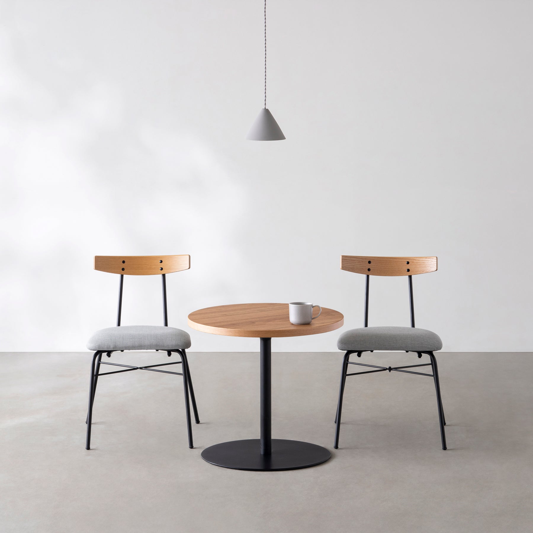 Kanademonoのくるみのカフェテーブル