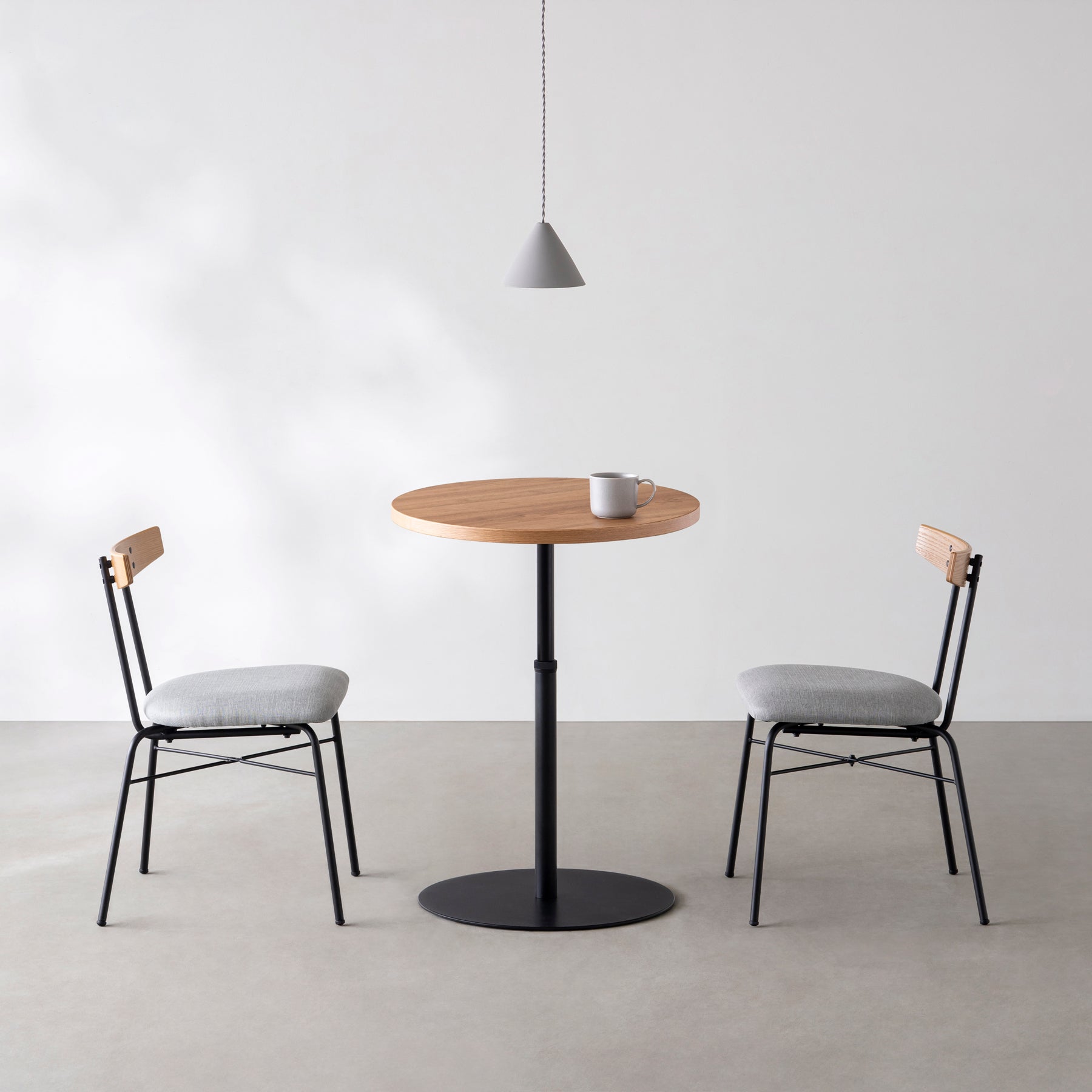 Kanademonoのくるみのカフェテーブル